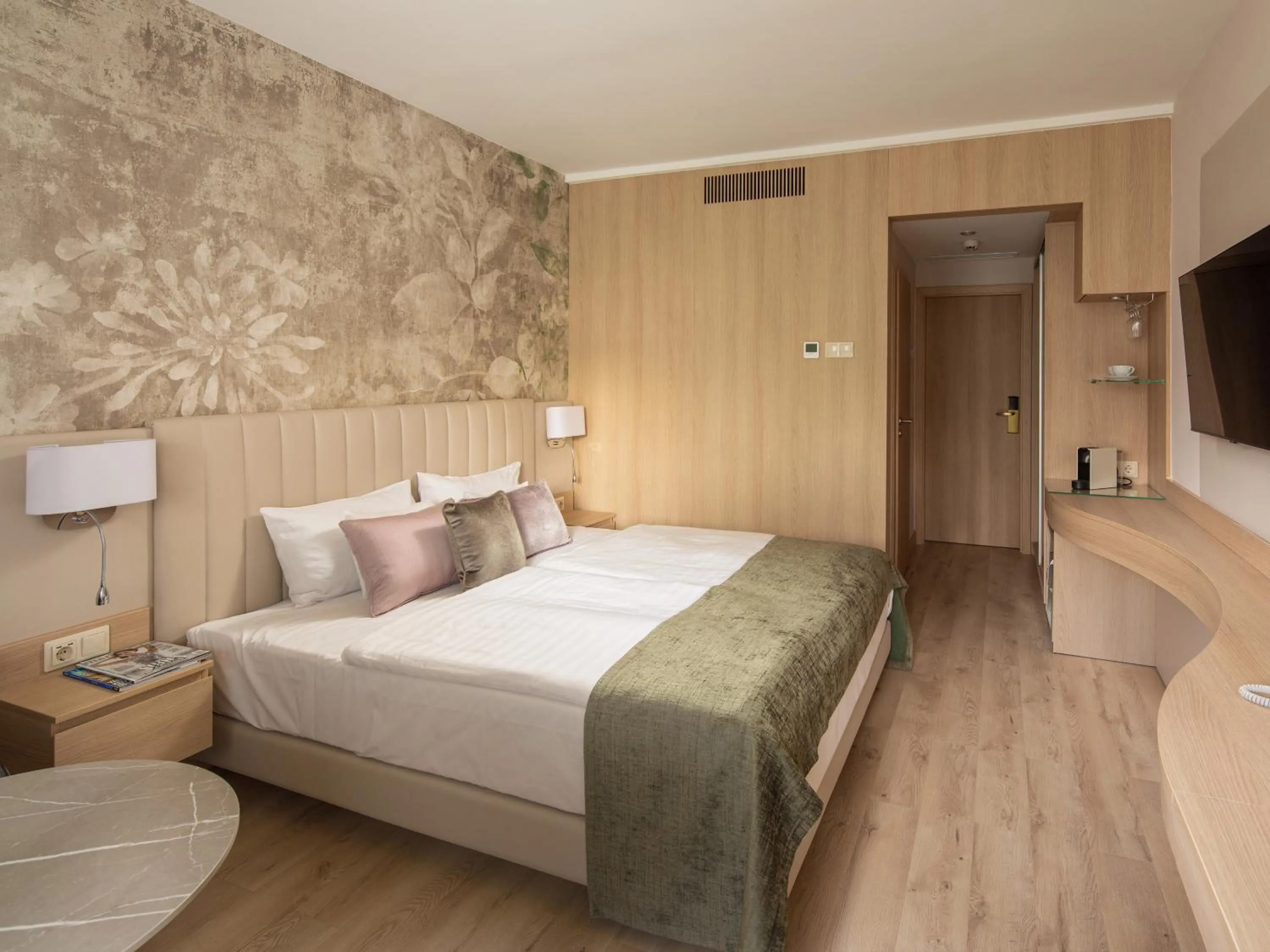 Photo of the whole room, Bed in Hotel Carbona Thermal Spa