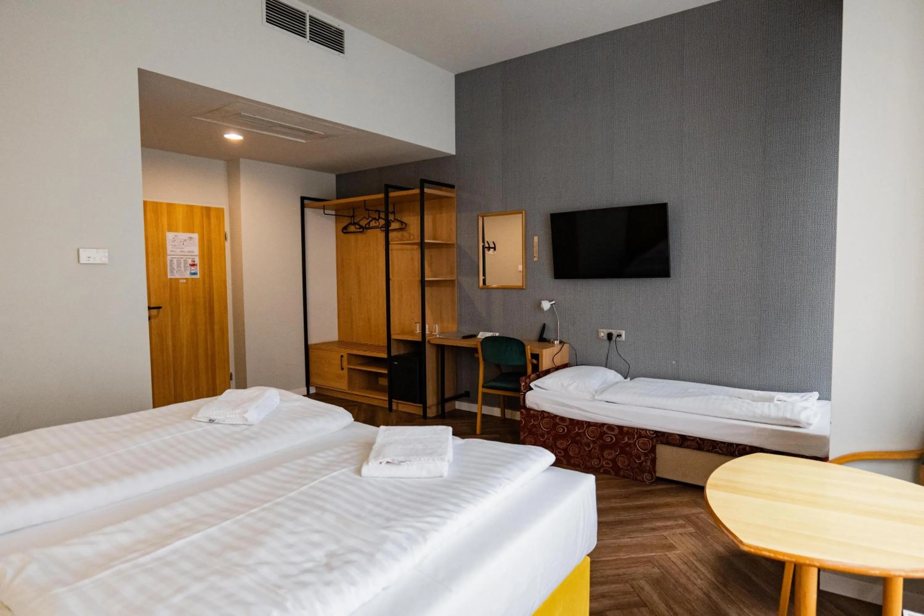 Communal lounge/ TV room, Bed in Pilvax Hotel Budapest