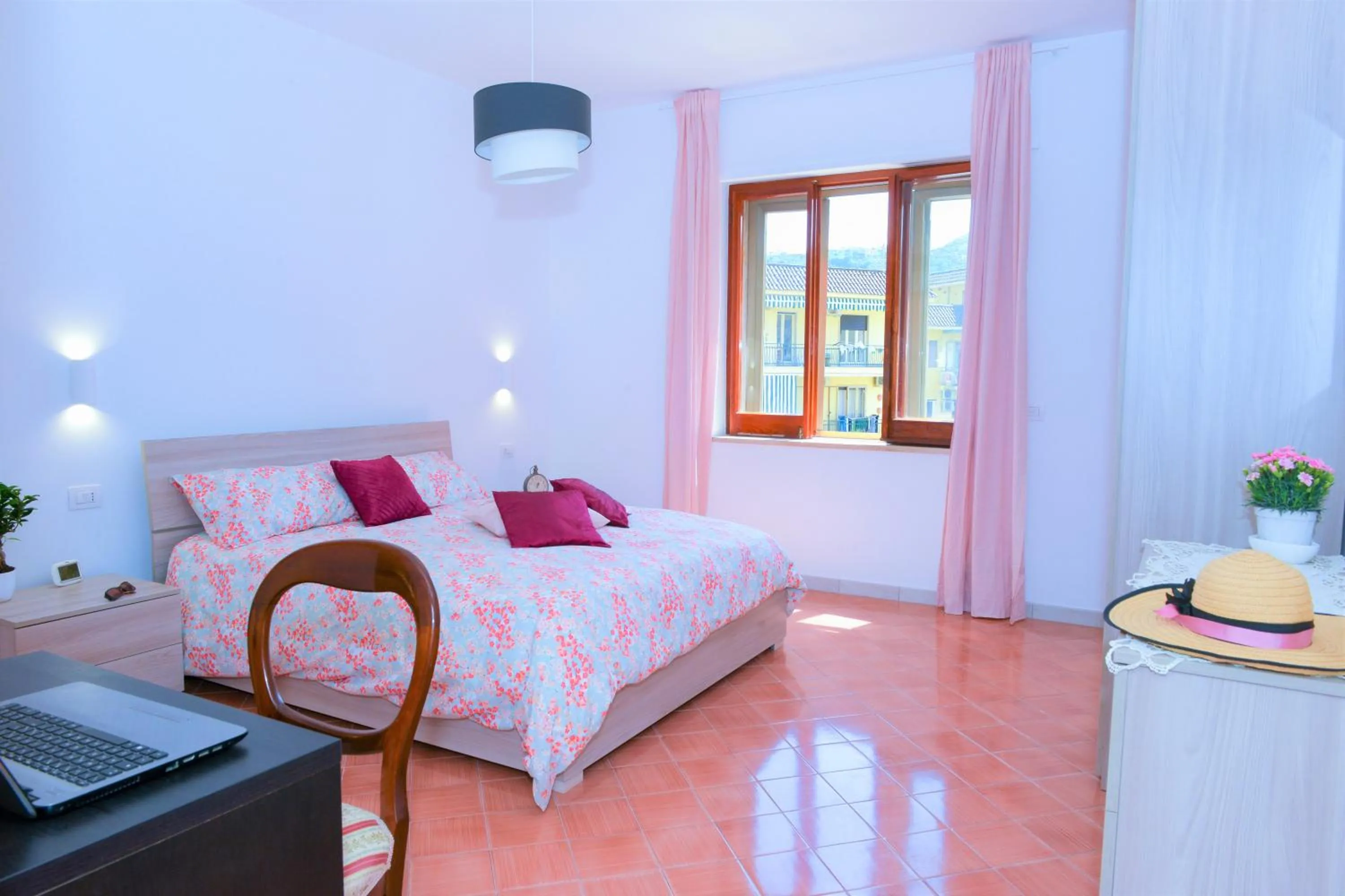 Photo of the whole room, Bed in Estate4home - SOFIA FLORA