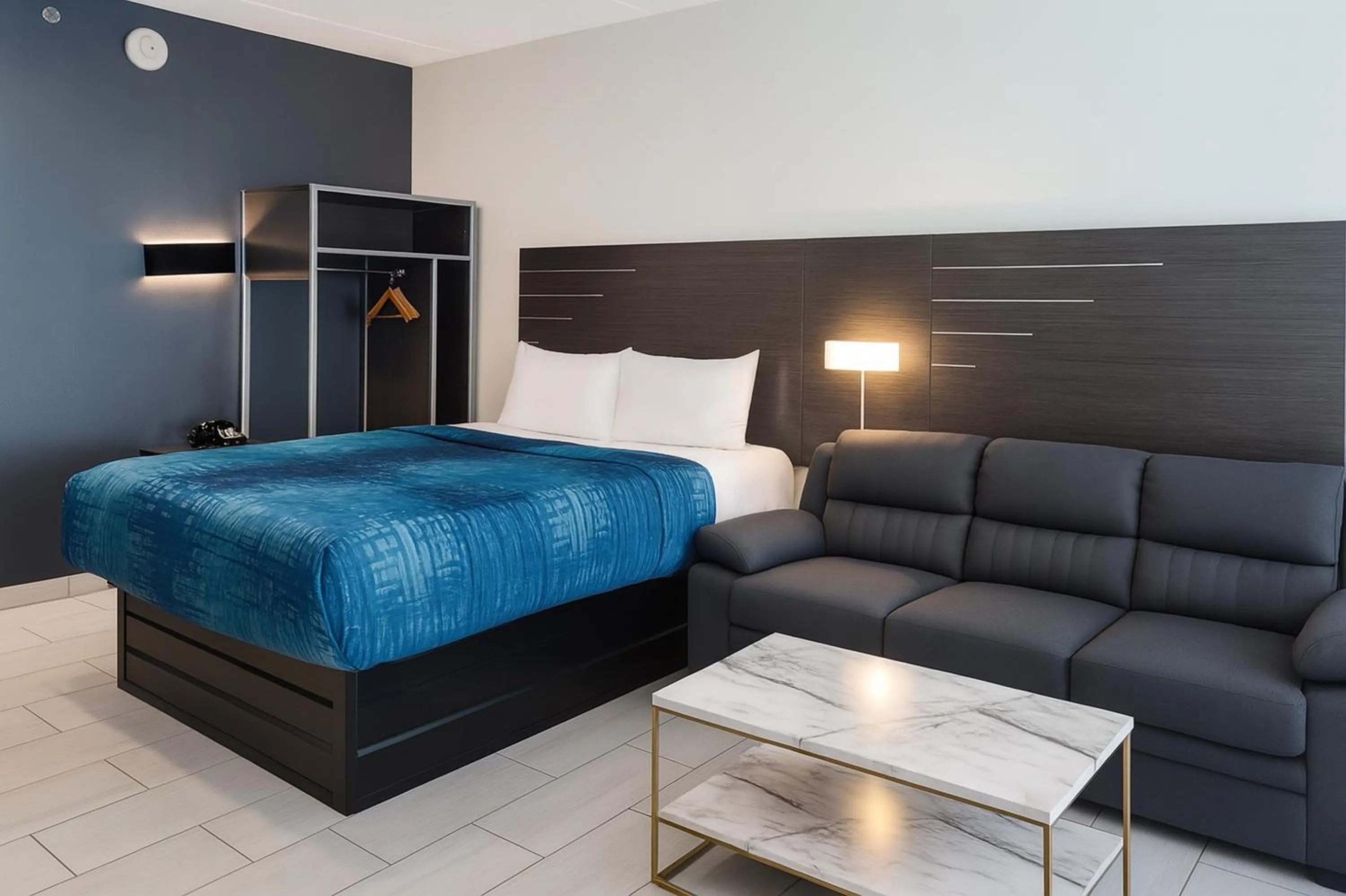 Communal lounge/ TV room, Bed in Casa Azul Hotel Blu-UBS Arena