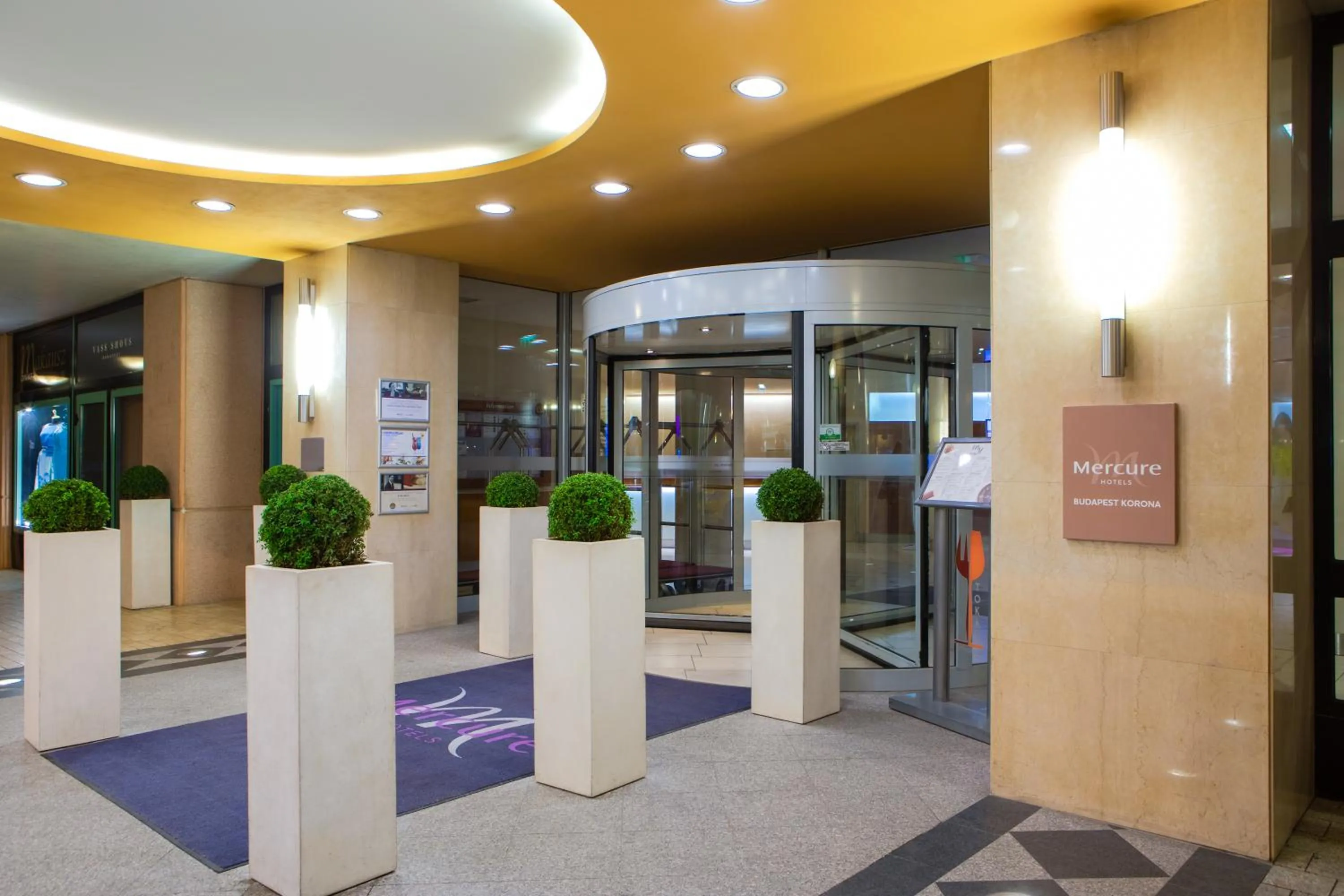 Facade/entrance in Mercure Budapest Korona