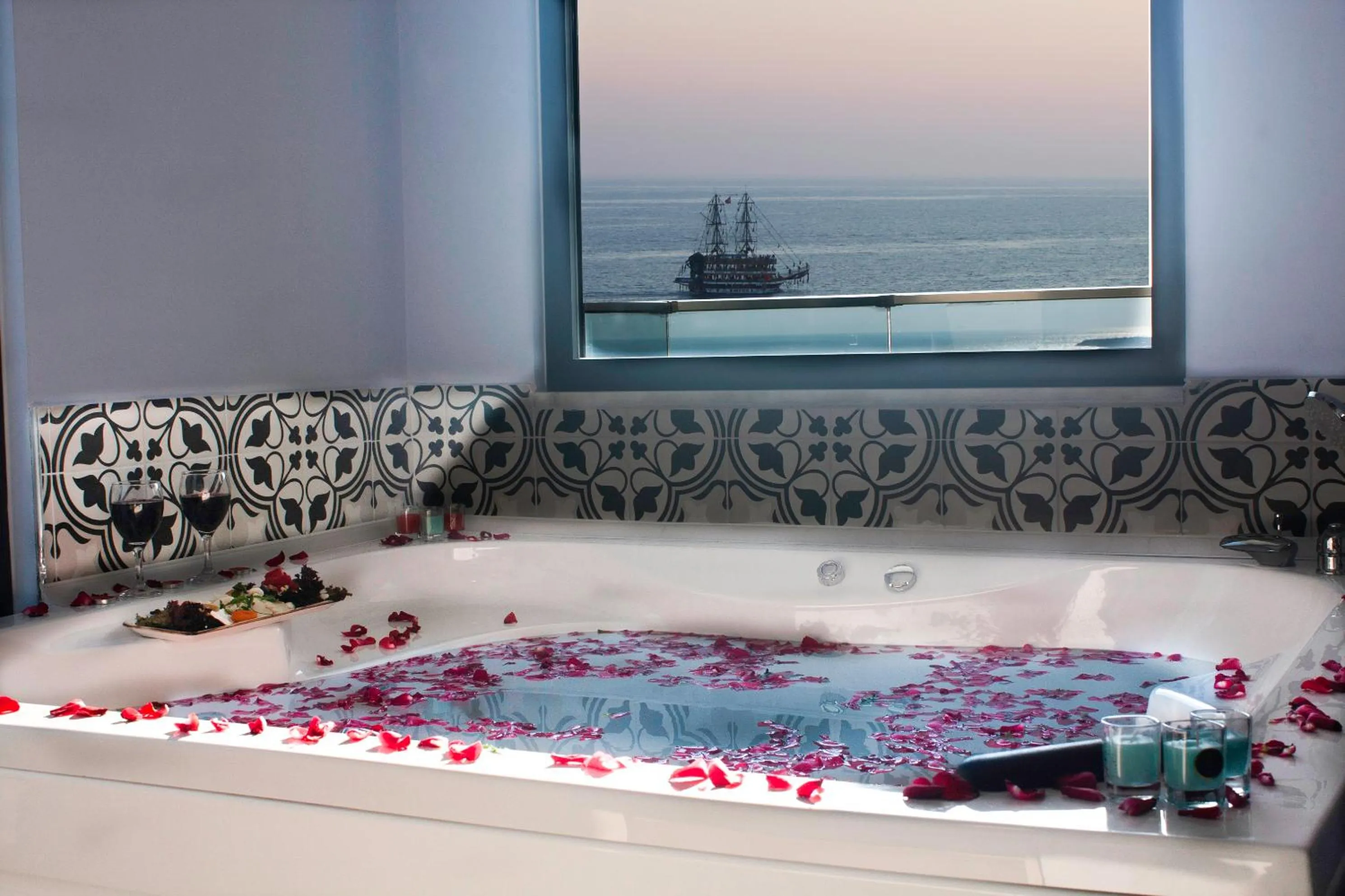 Bath in Livaneli Boutique Otel