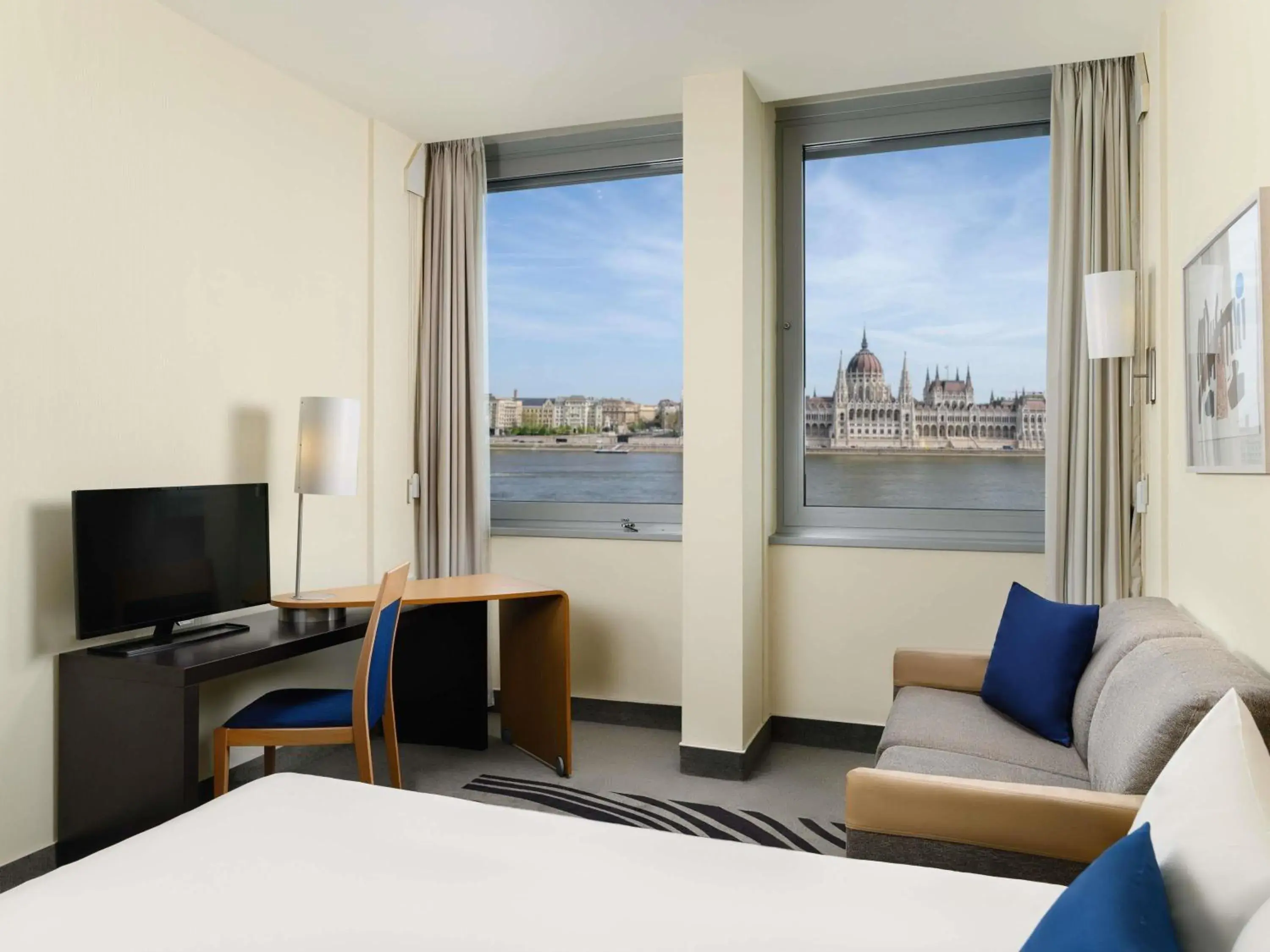 Executive room with view to the Parliament in Novotel Budapest Danube Executive room with view to the Parliament in Novotel Budapest Danube