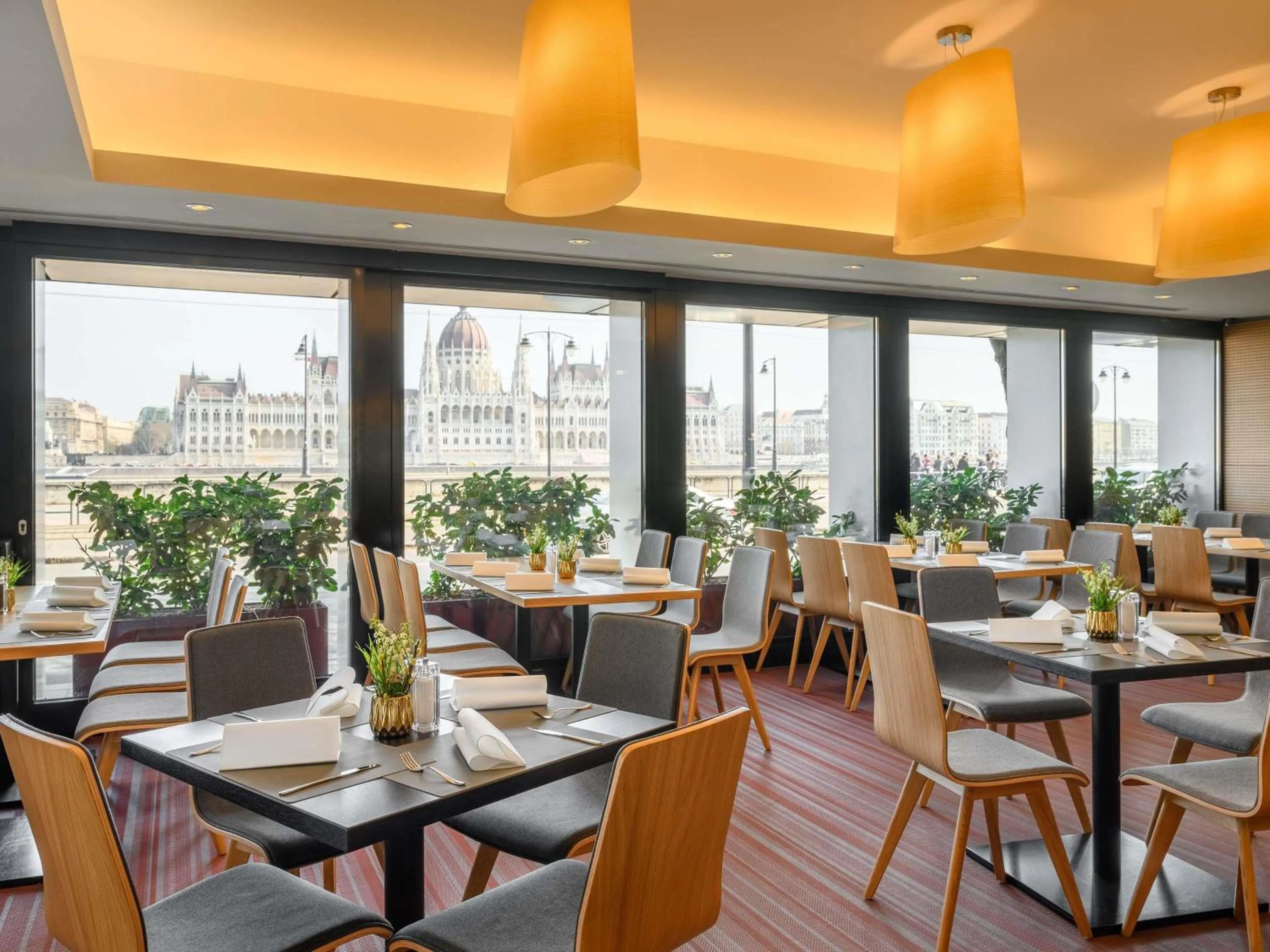 Restaurant/places to eat in Novotel Budapest Danube