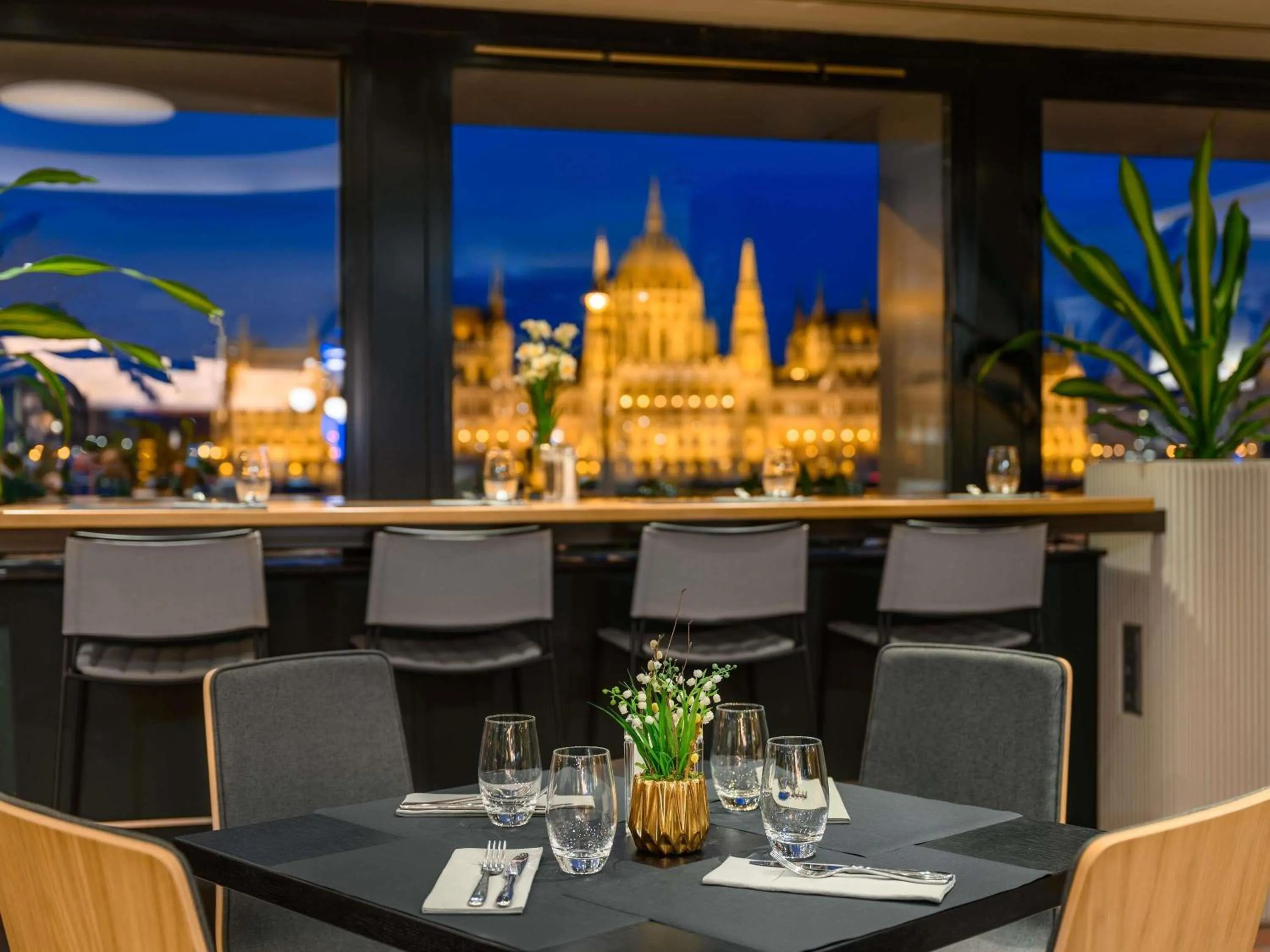 Restaurant/places to eat in Novotel Budapest Danube