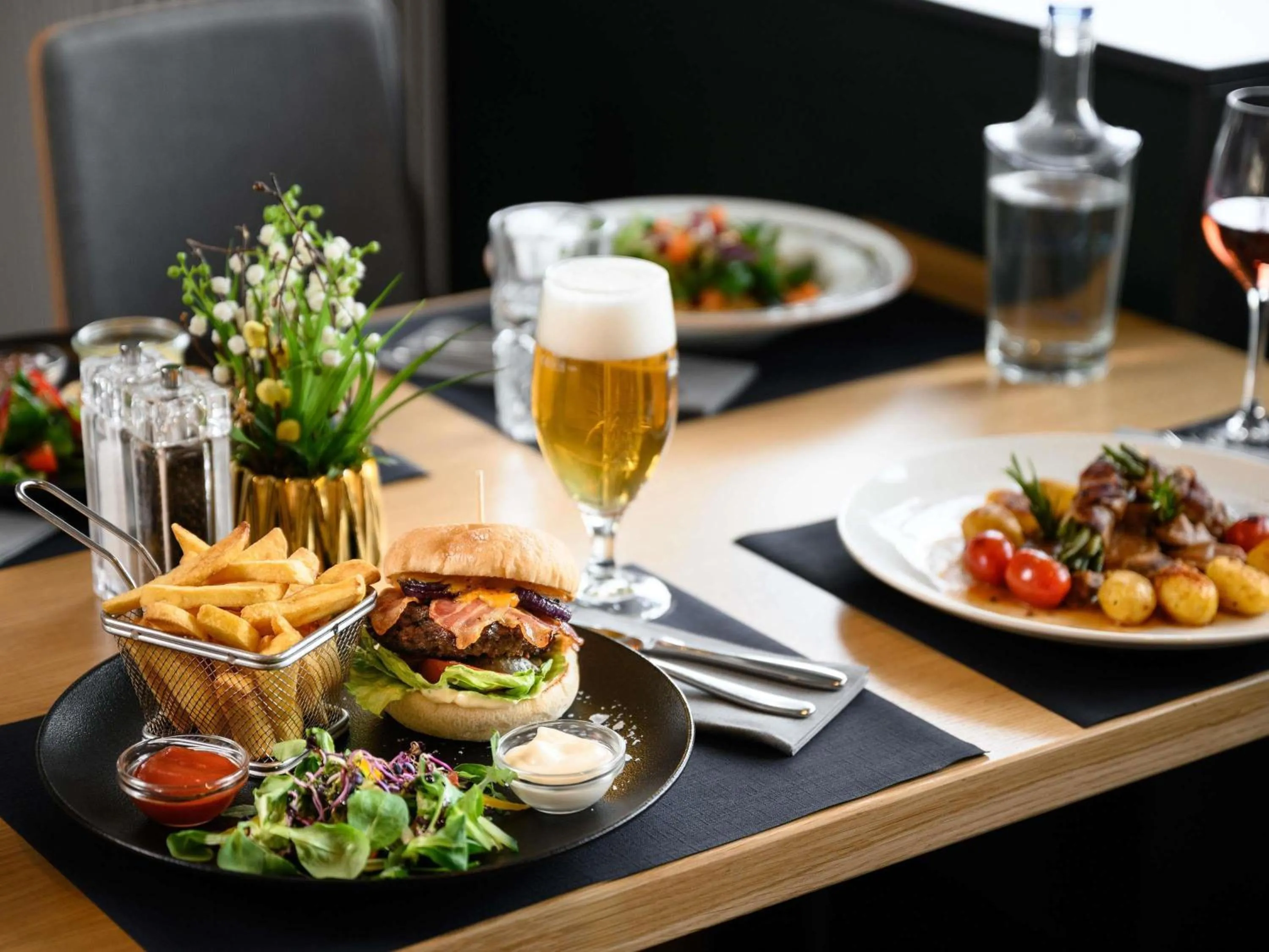 Restaurant/places to eat in Novotel Budapest Danube