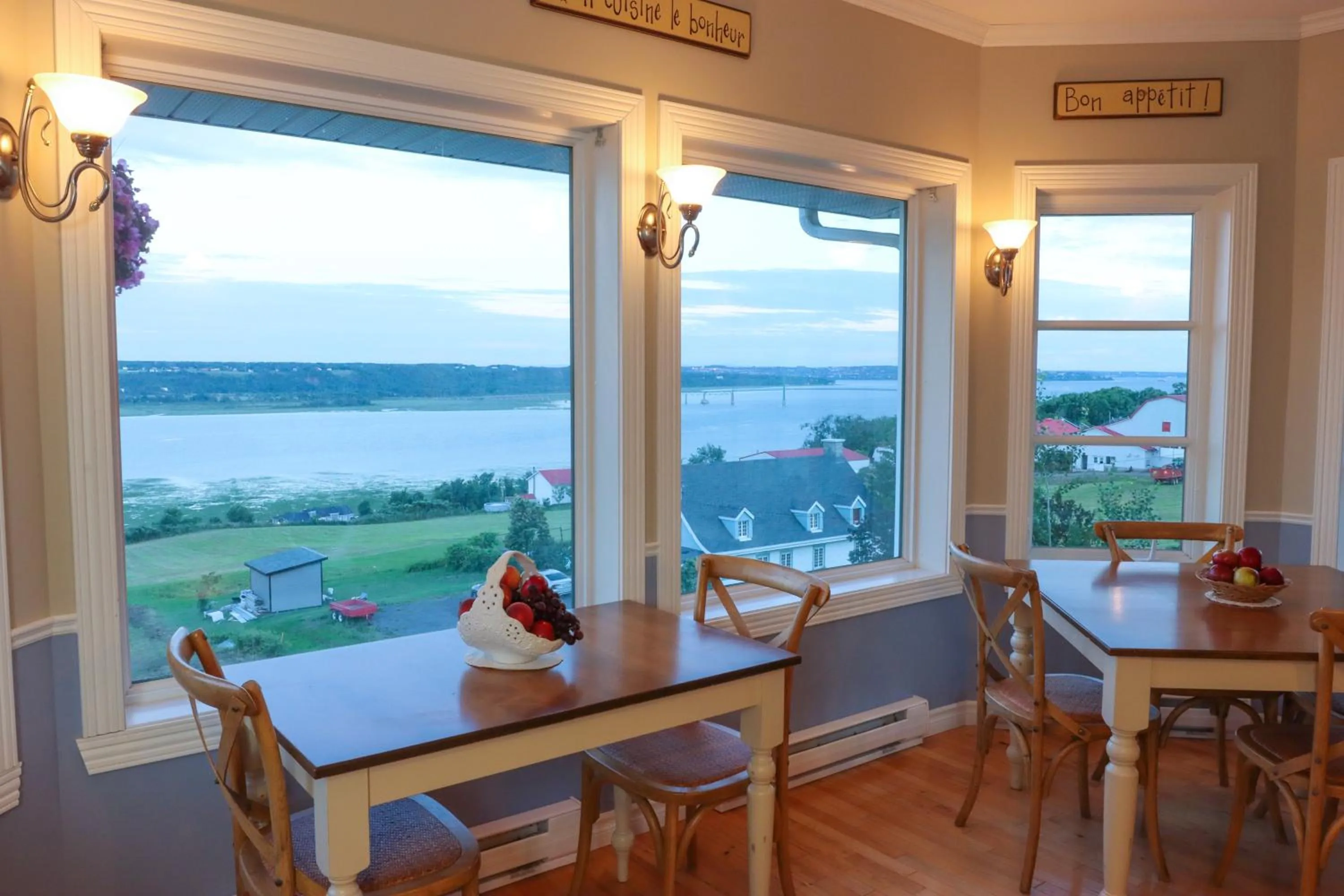 Dining area in Bed & Breakfast, Gîte La Princesse des Champs