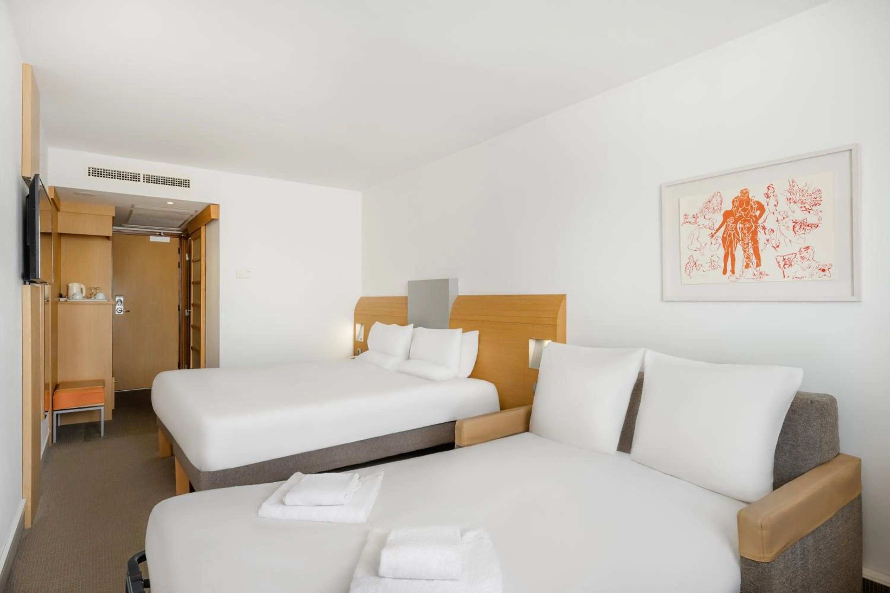 Coffee/tea facilities, Bed in Novotel Budapest City