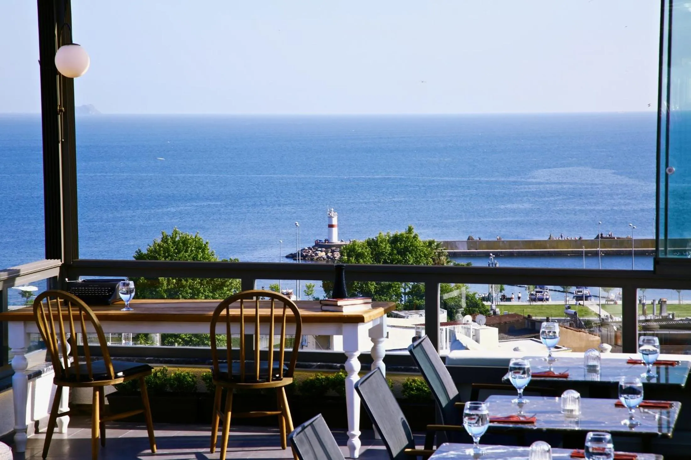 Restaurant/places to eat in HOTEL BRONTE