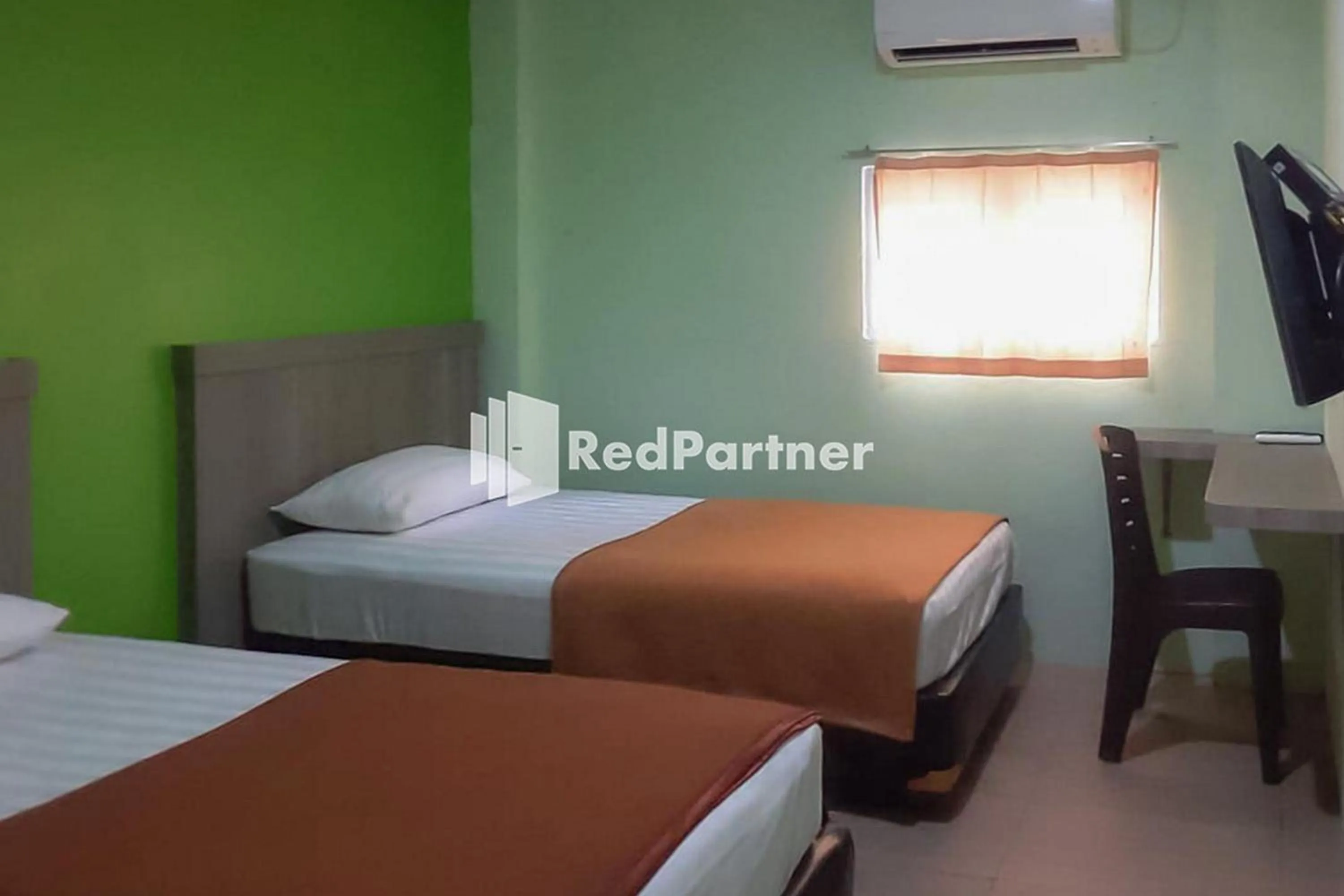 Photo of the whole room, Bed in Guest House Anak Raja Pangkalan Bun Syariah Mitra RedDoorz