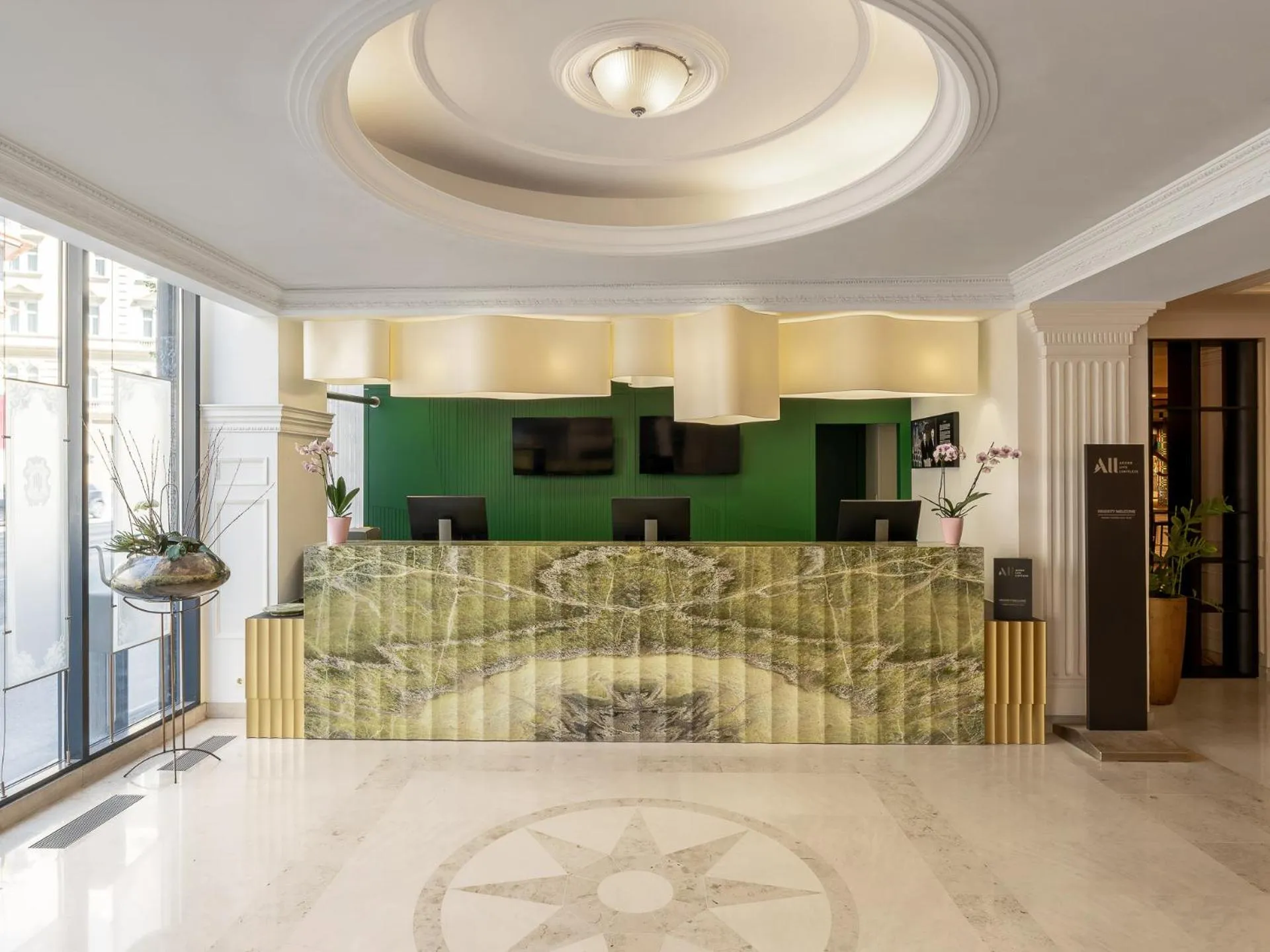 Lobby or reception in Mövenpick Hotel Budapest Centre