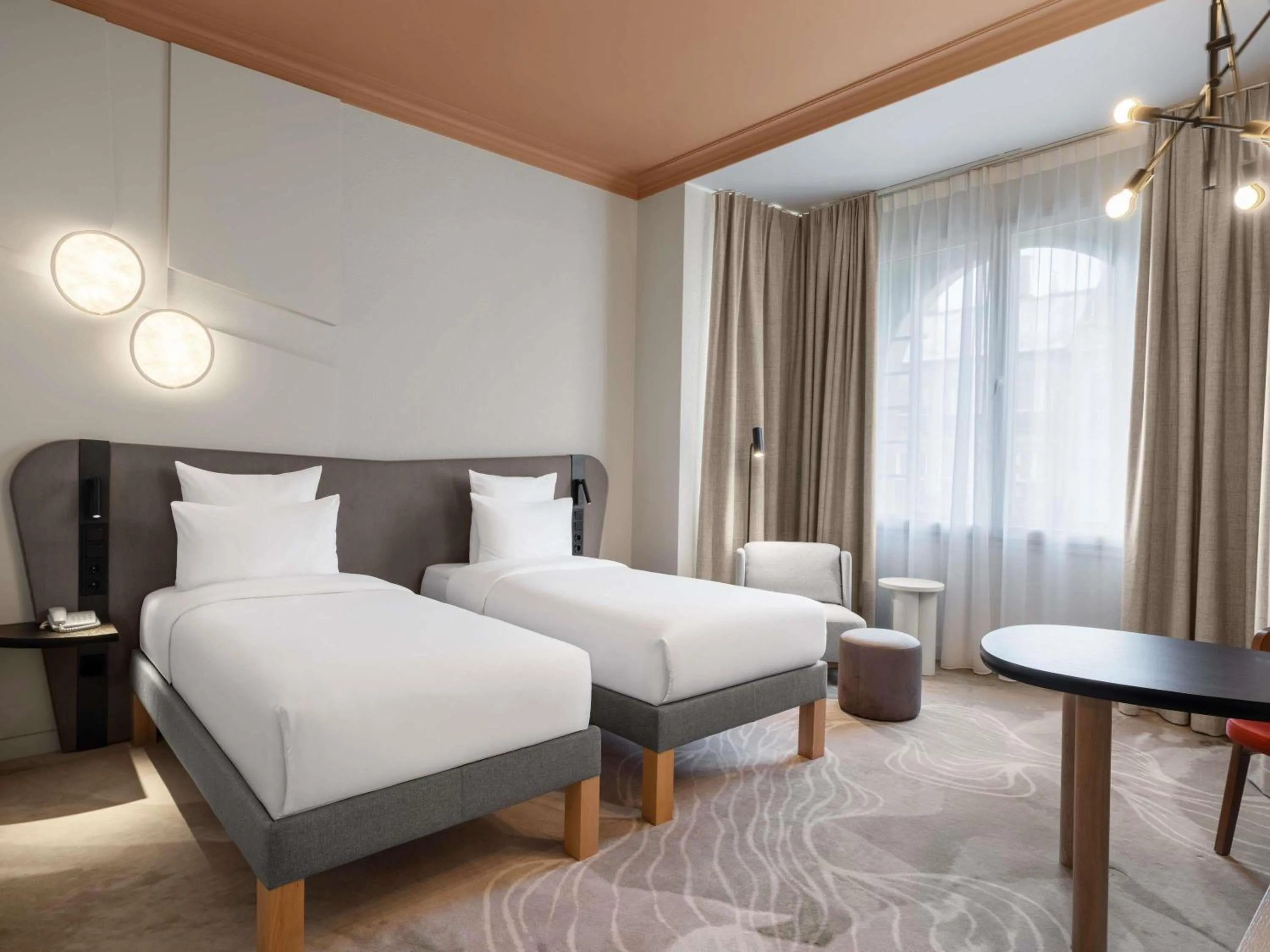 Property building, Bed in Mövenpick Hotel Budapest Centre
