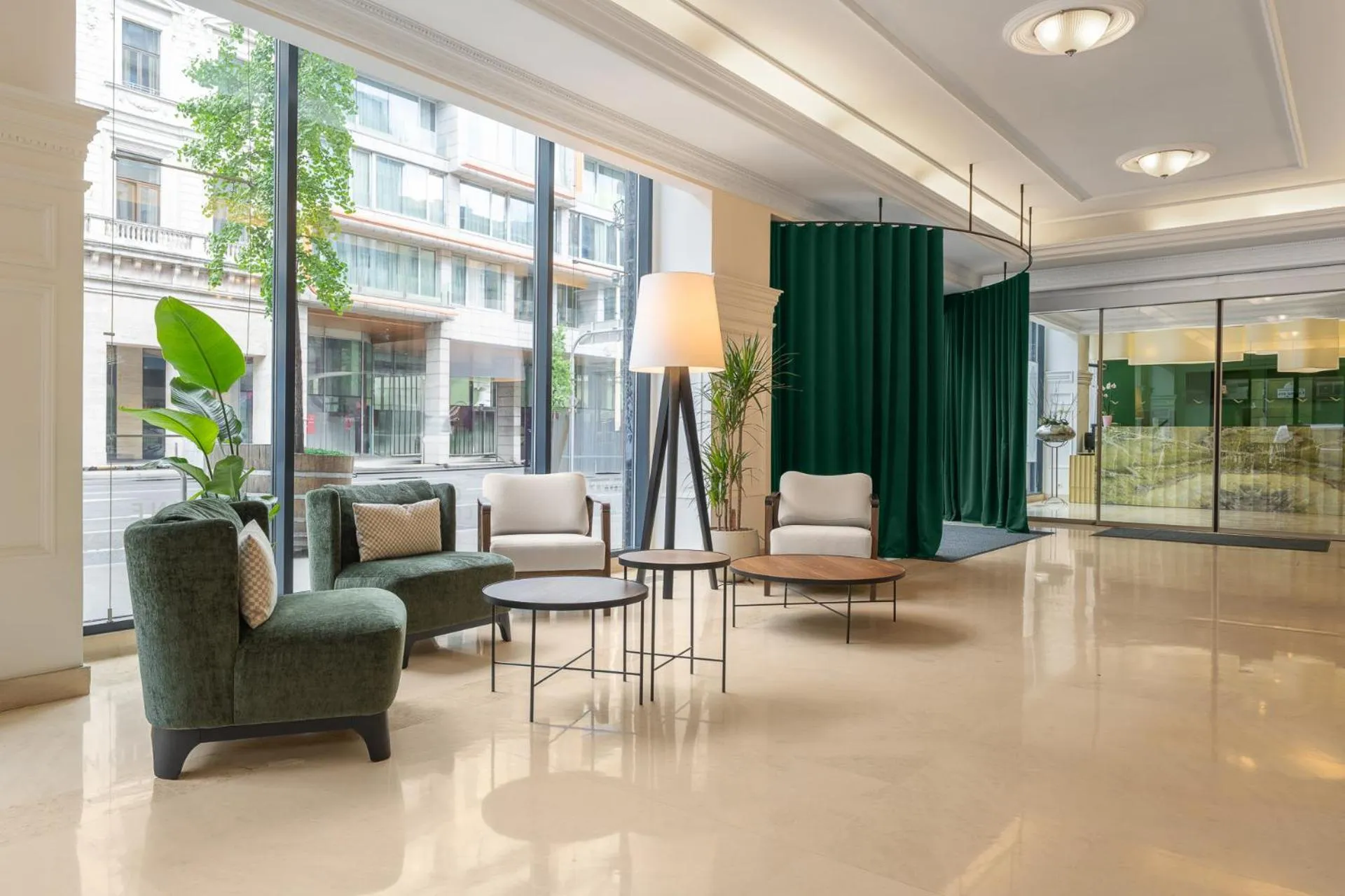 Lobby or reception in Mövenpick Hotel Budapest Centre