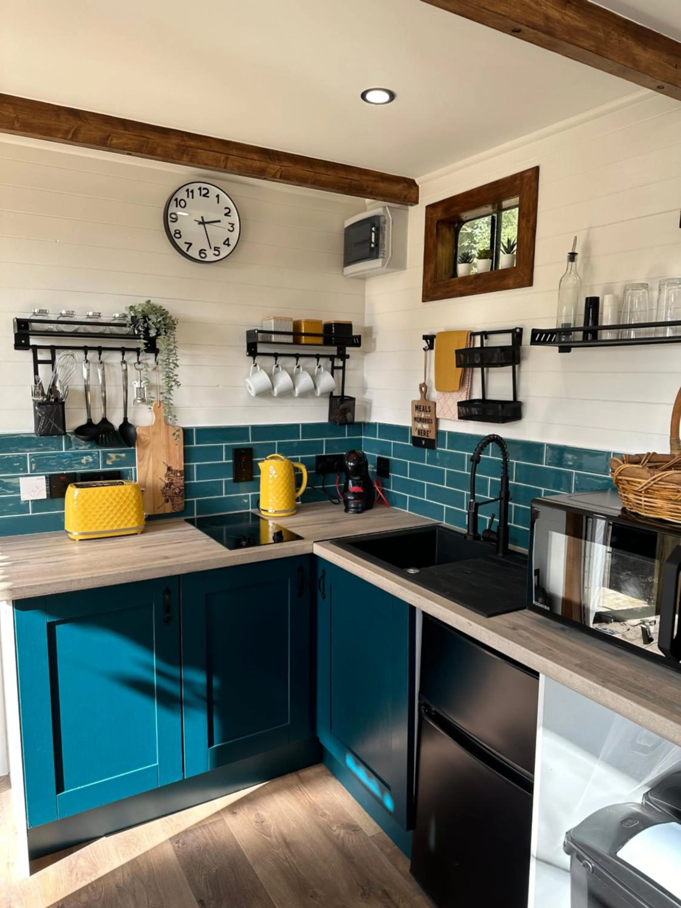 Kitchen or kitchenette in Greenvale Cabins