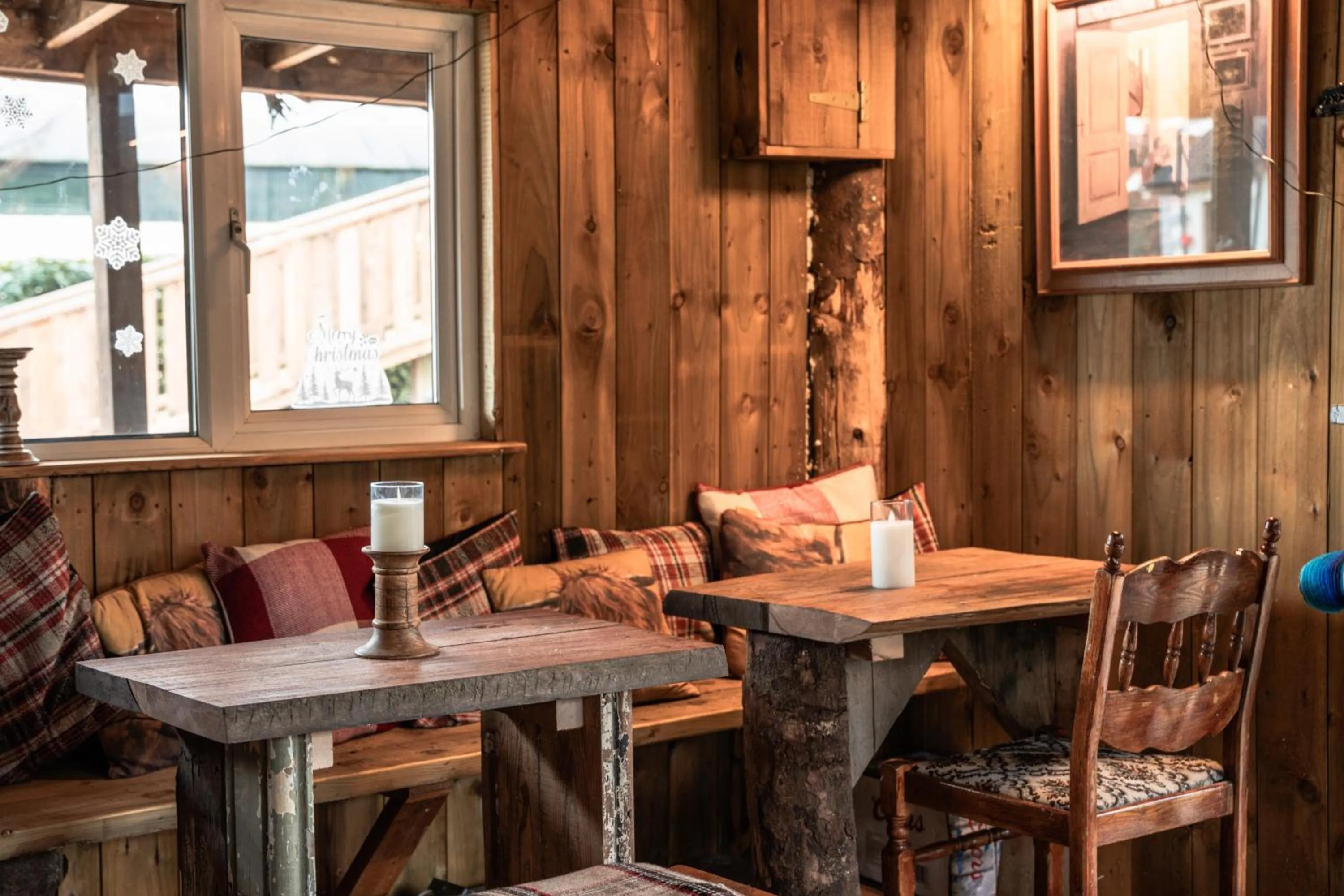 Lounge or bar in Greenvale Cabins