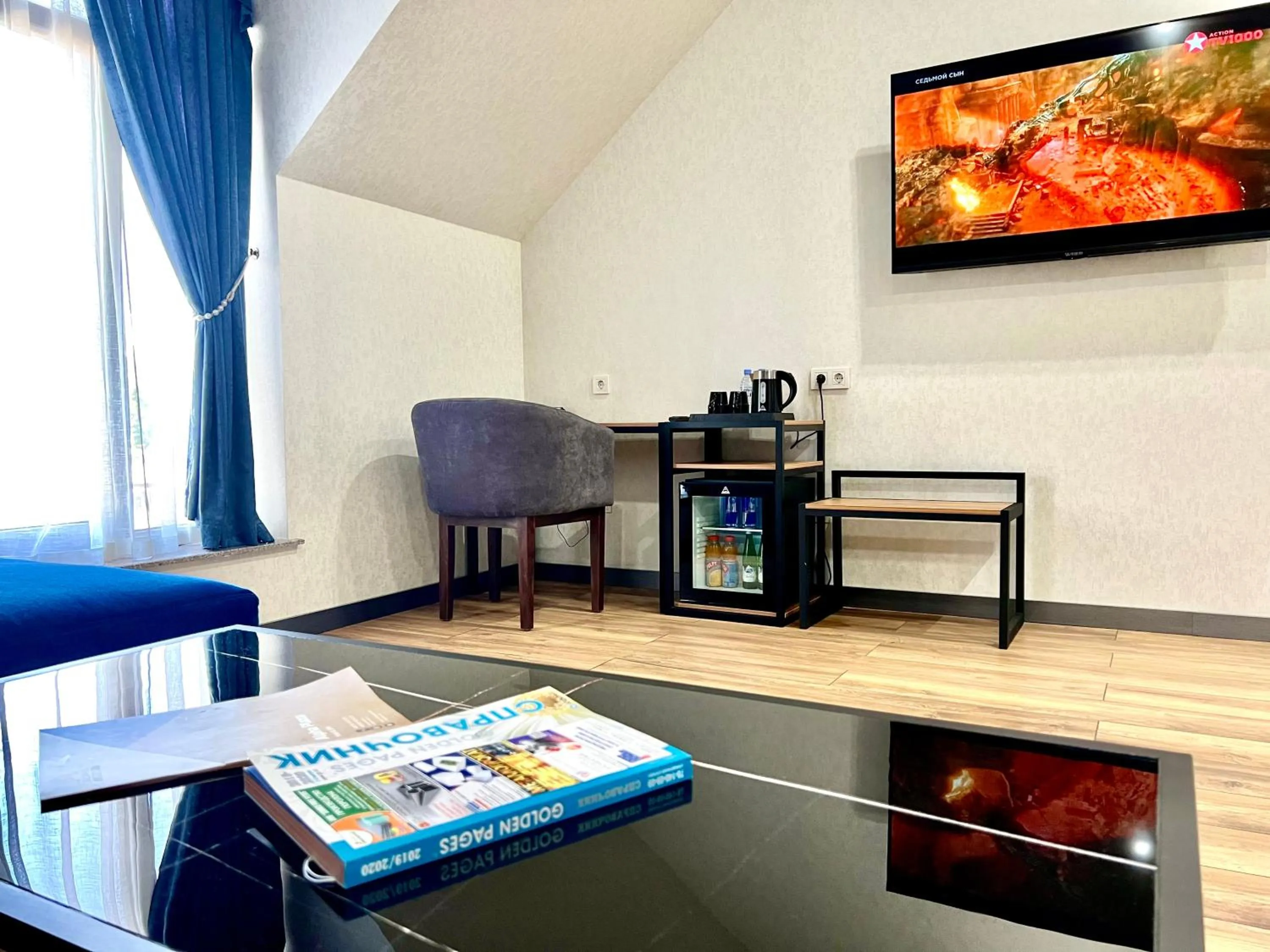 Communal lounge/ TV room in Alpha Plaza Hotel & SPA