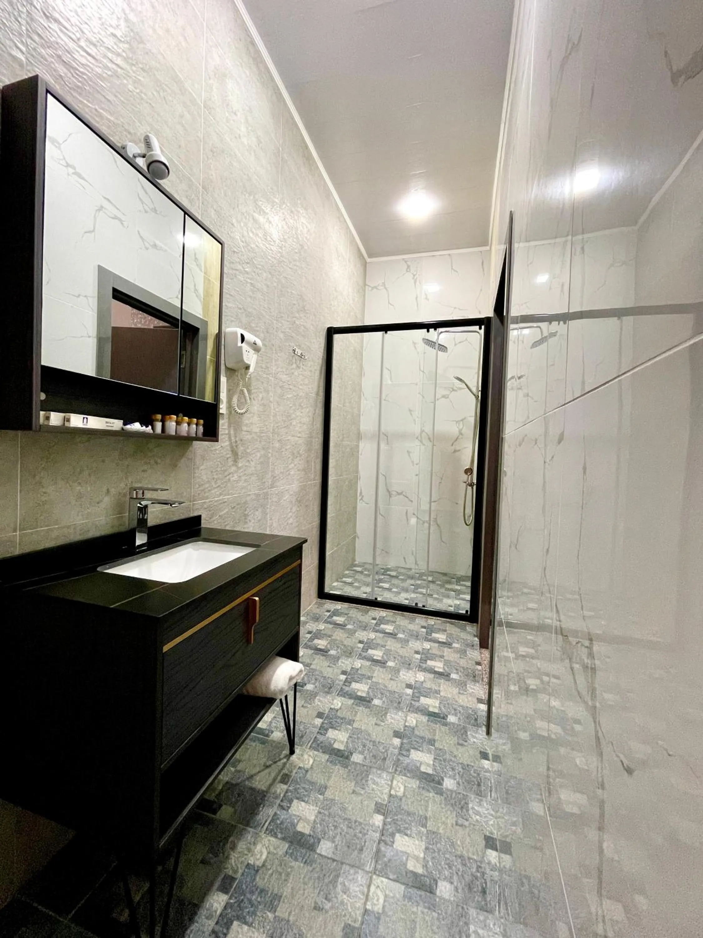 Shower in Alpha Plaza Hotel & SPA
