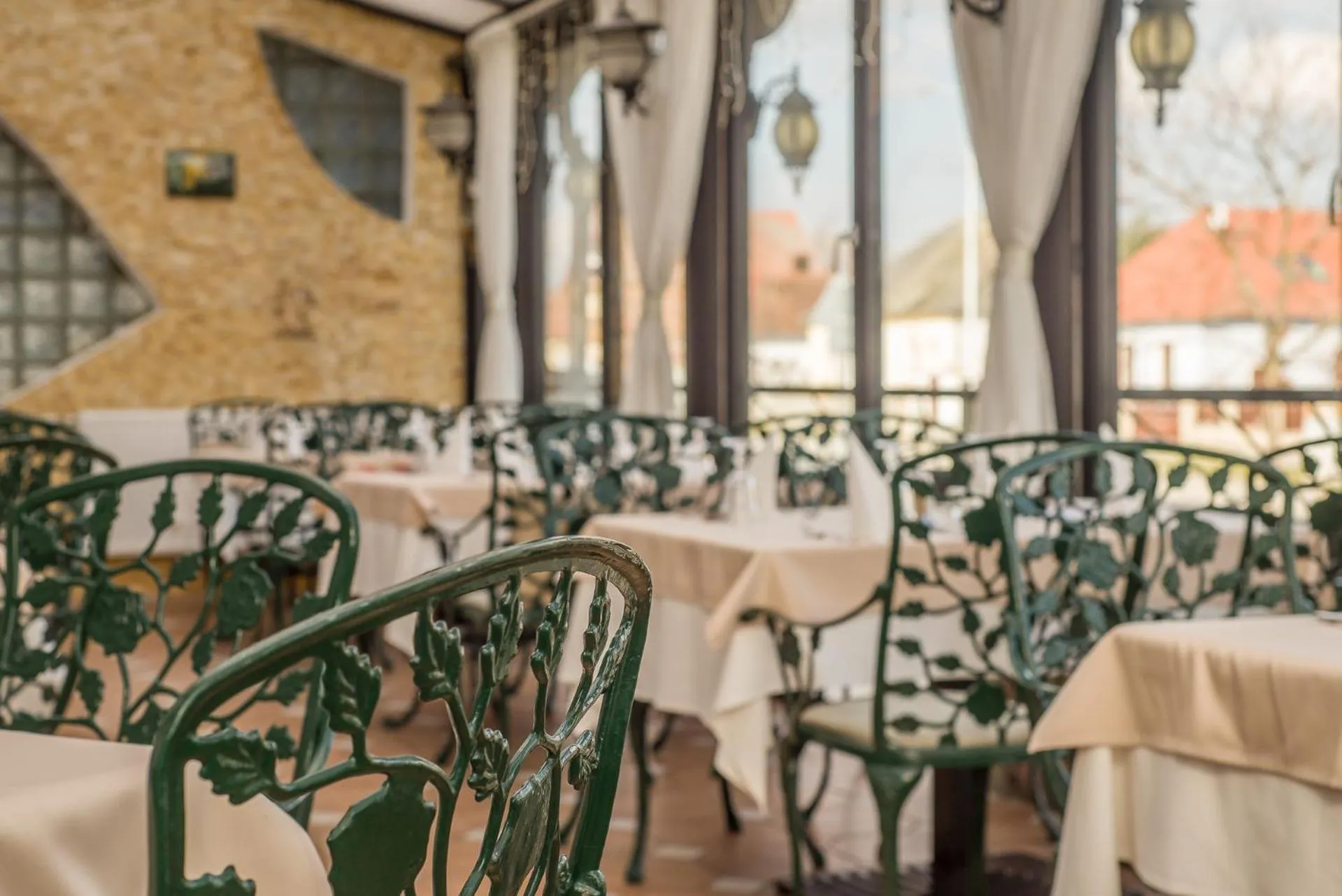 Restaurant/places to eat in Hotel Piroska