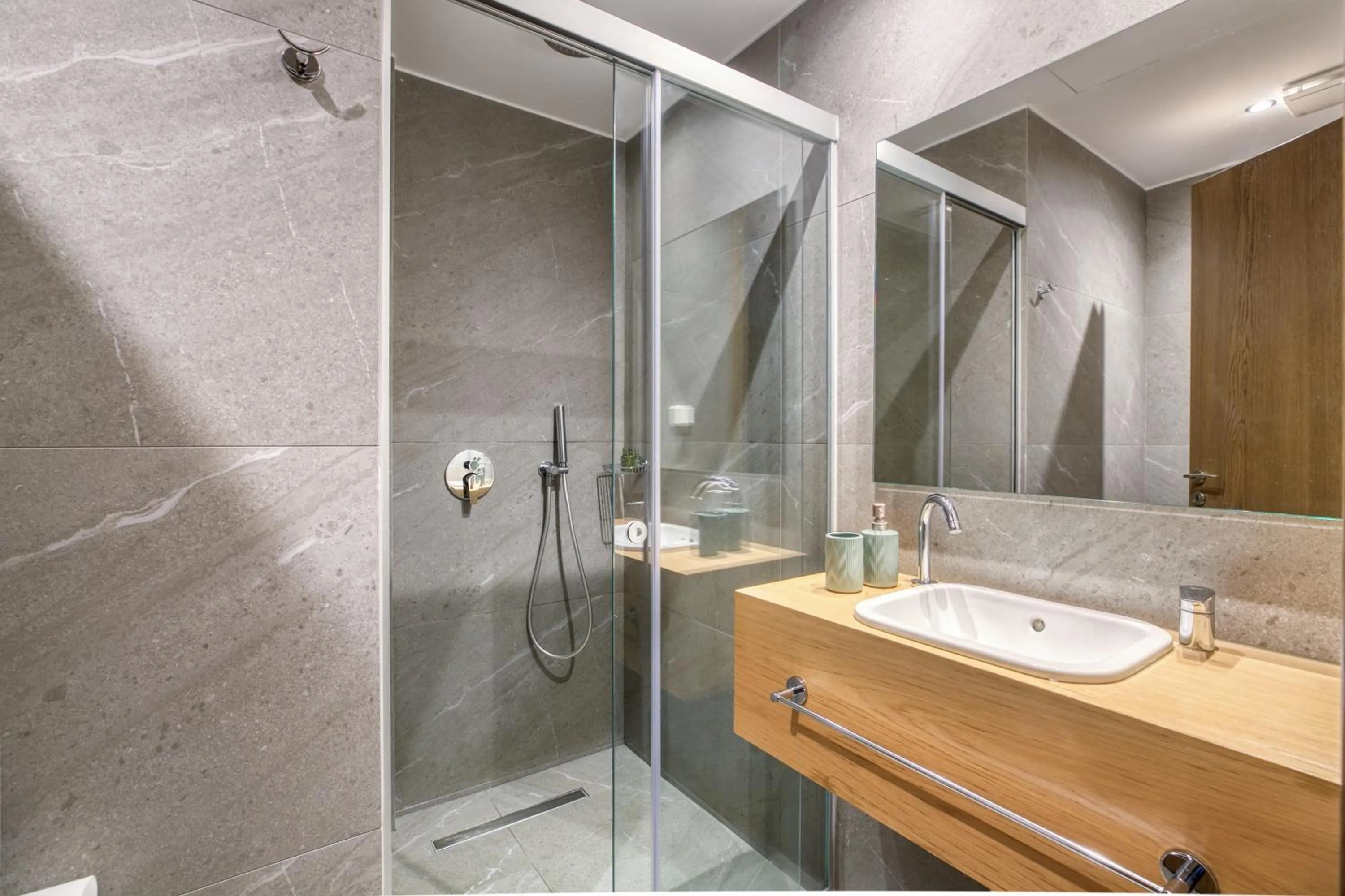 Shower in Elia Kolonaki Luxury Apartments