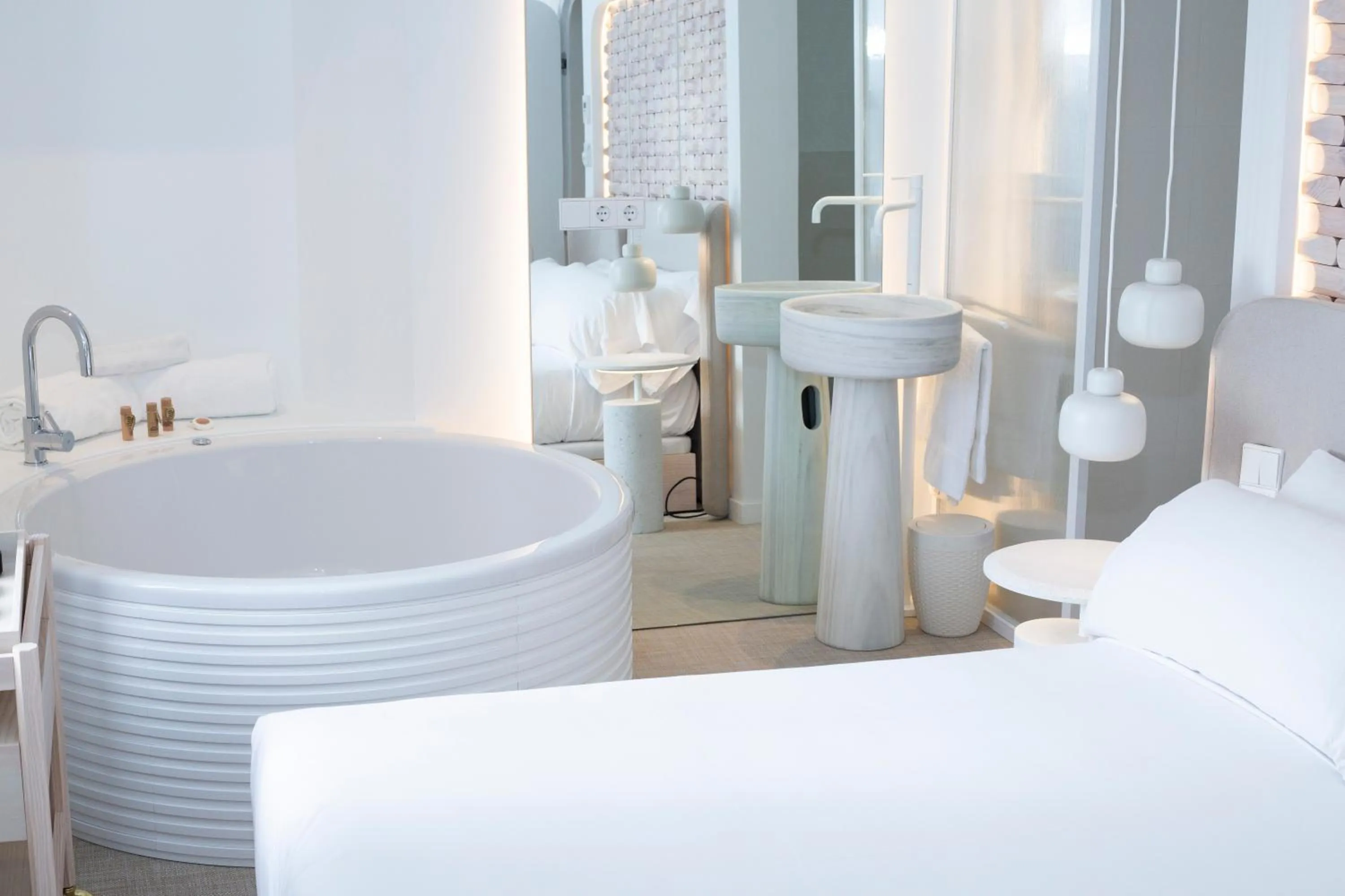 Bathroom, Bed in Hotel Faro Lariño