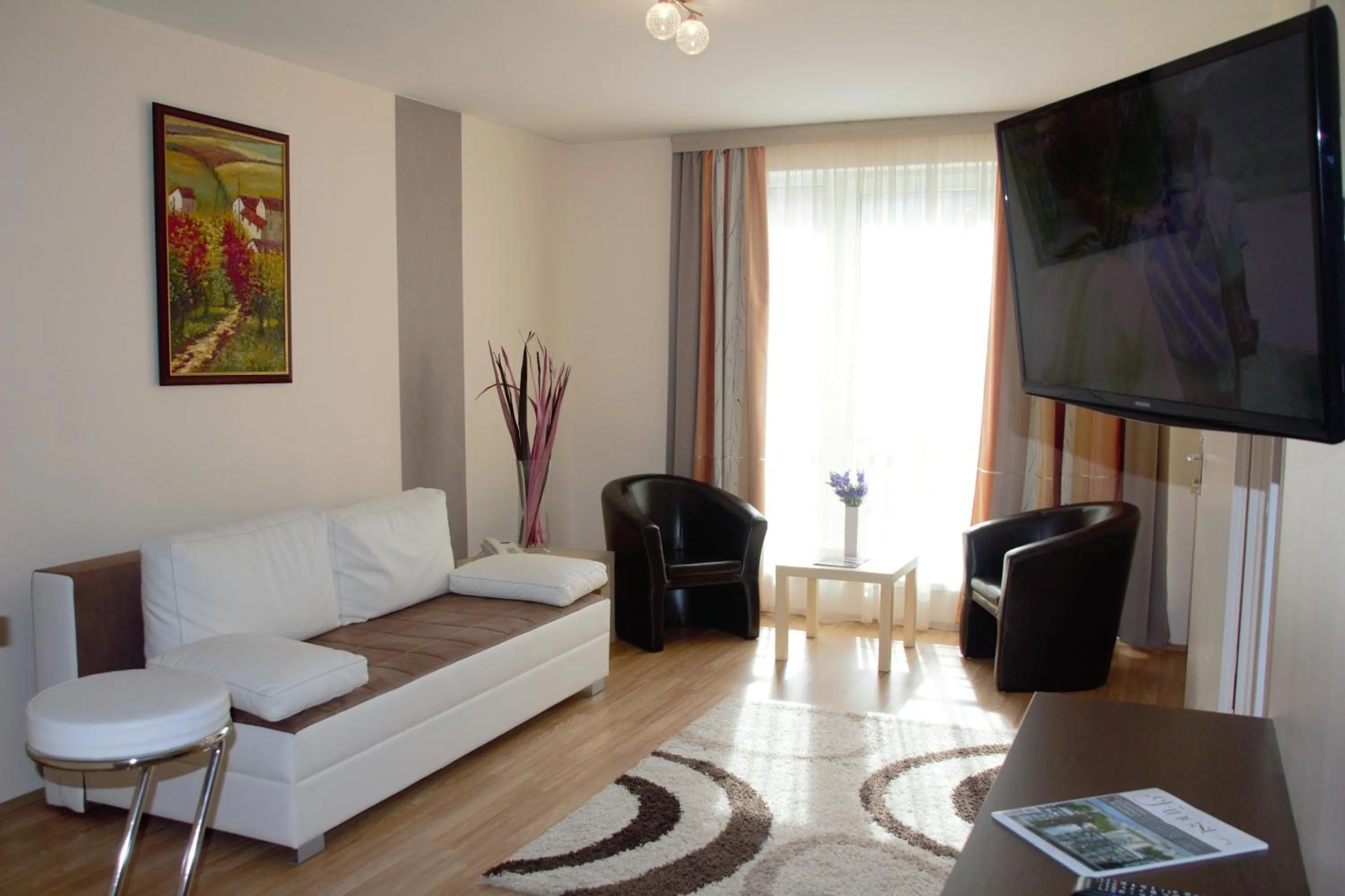 Photo of the whole room in Triple M Hotel