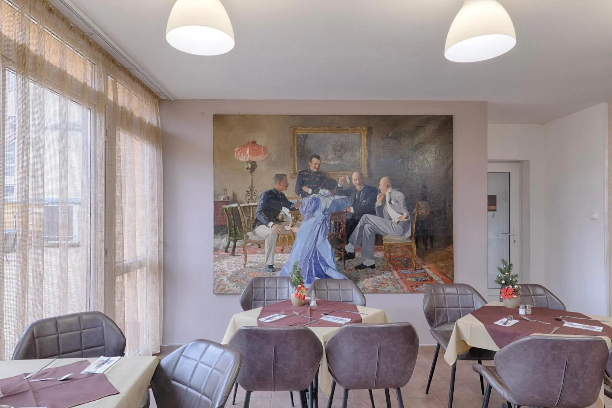 Restaurant/places to eat in Triple M Hotel