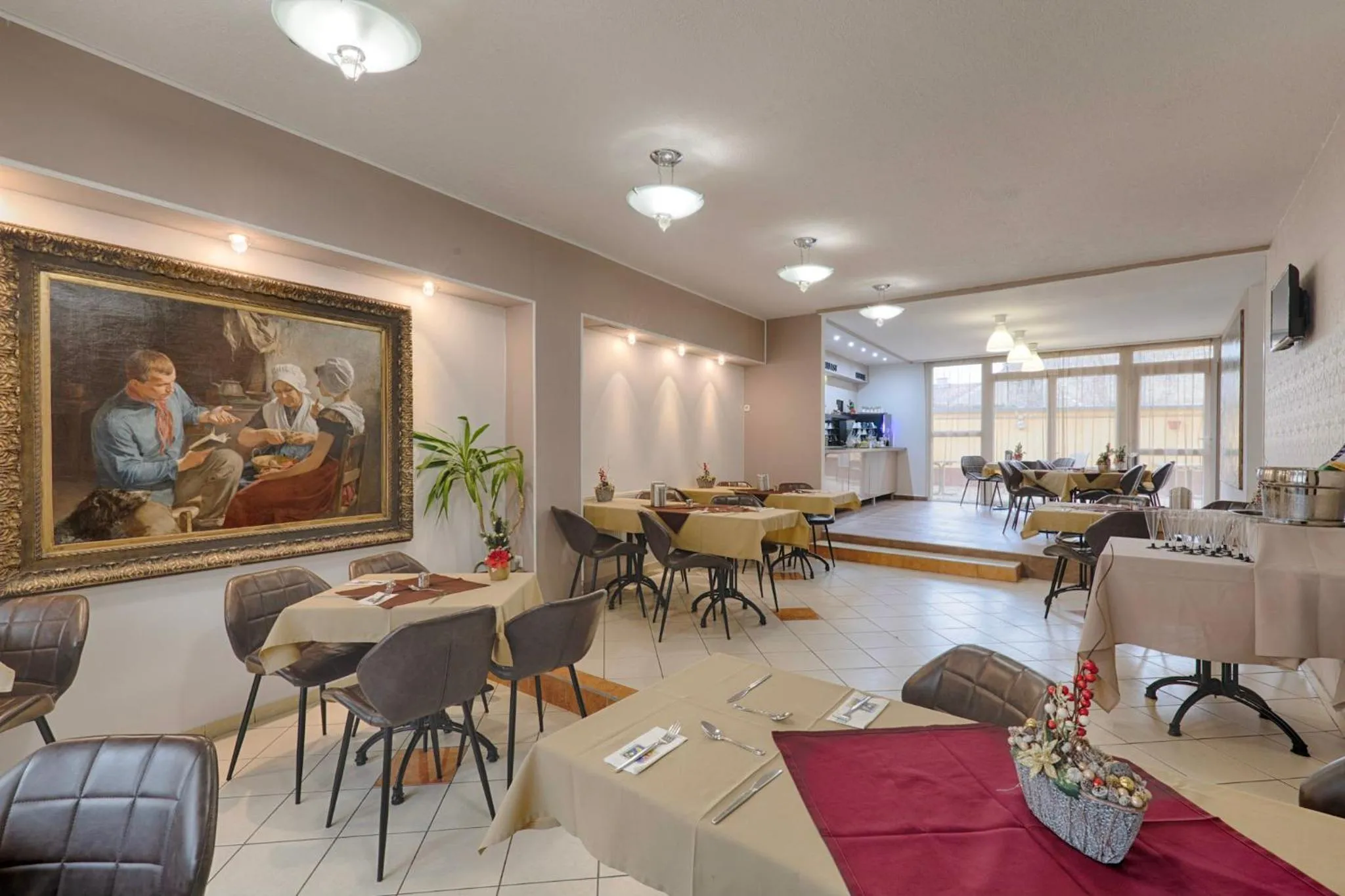 Restaurant/places to eat in Triple M Hotel