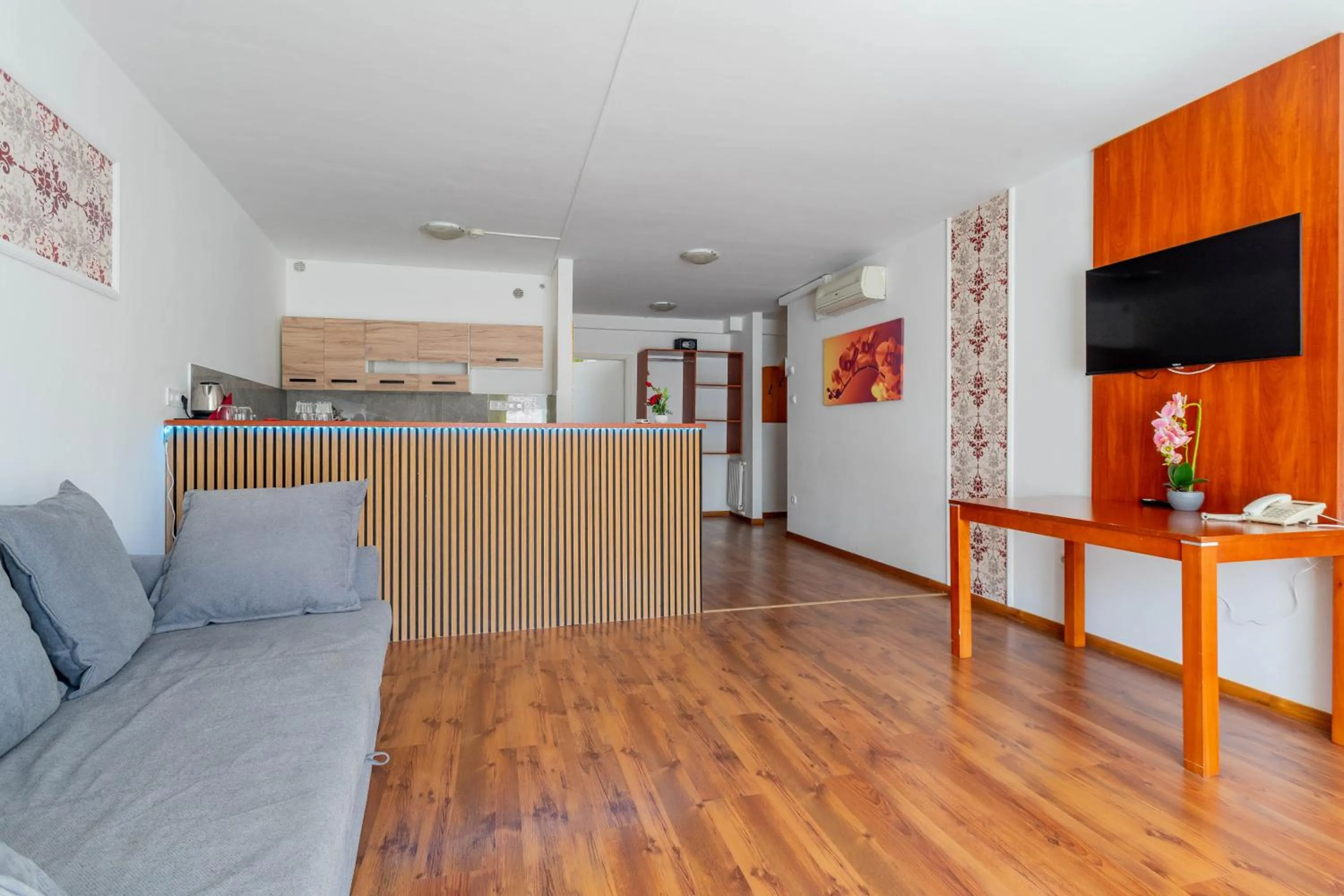 Communal lounge/ TV room in Triple M Hotel