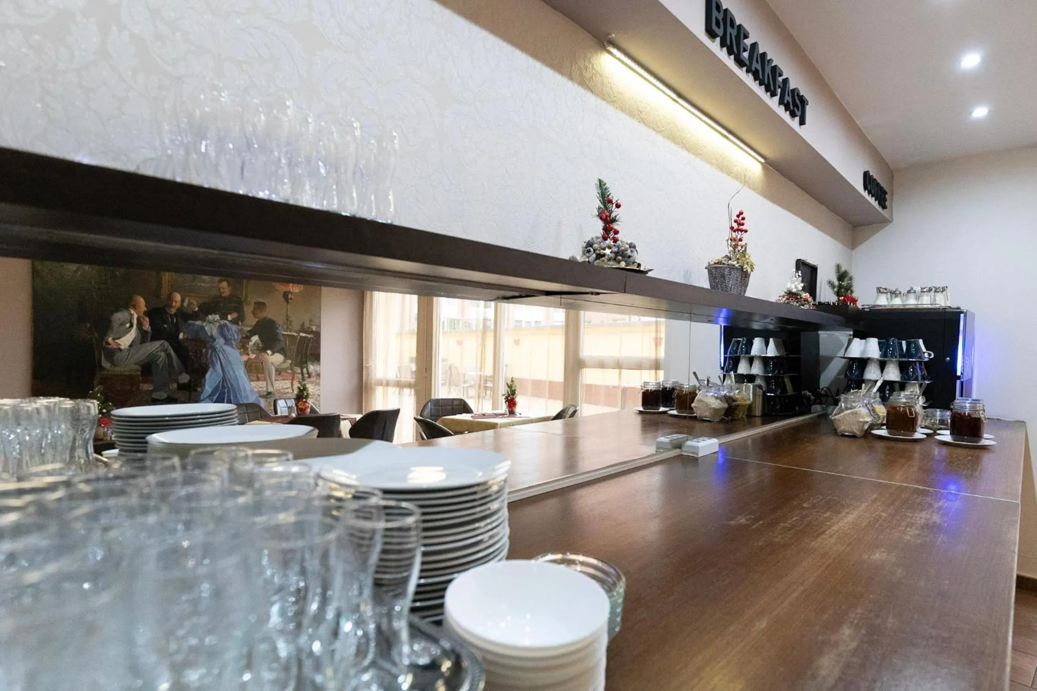 Restaurant/places to eat in Triple M Hotel