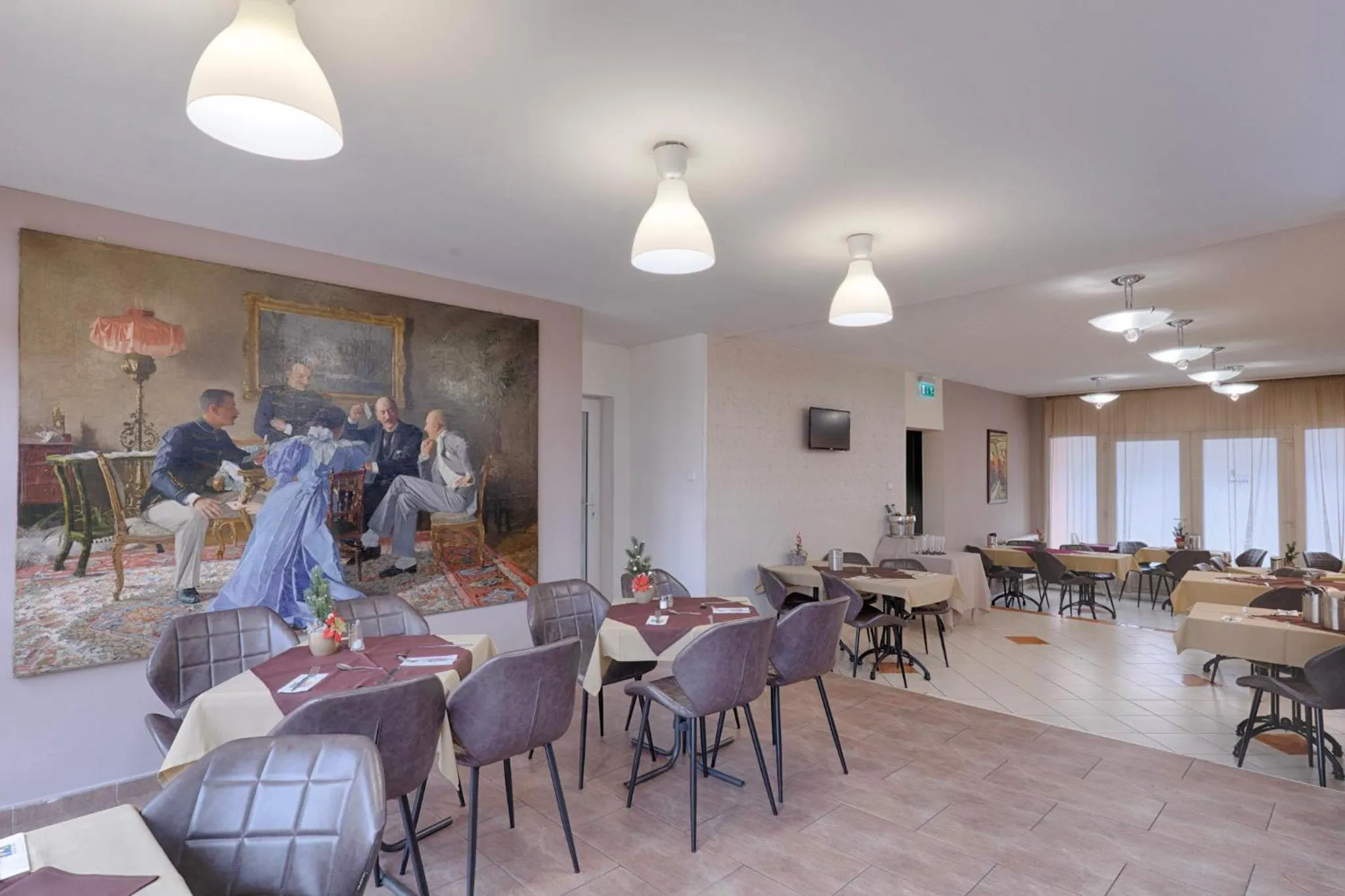 Restaurant/places to eat in Triple M Hotel