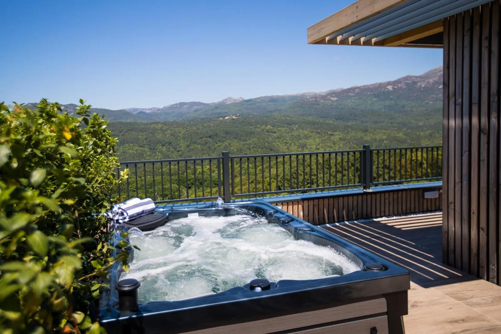 Hot Tub in "La Cabane" de l'hôtel Le Tourisme
