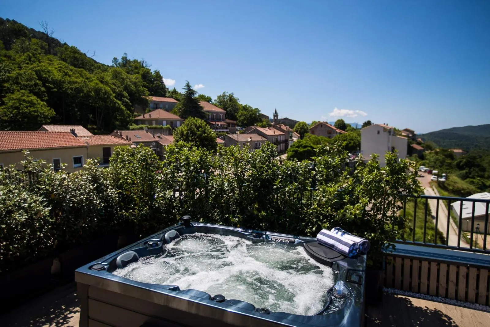 Hot Tub in "La Cabane" de l'hôtel Le Tourisme