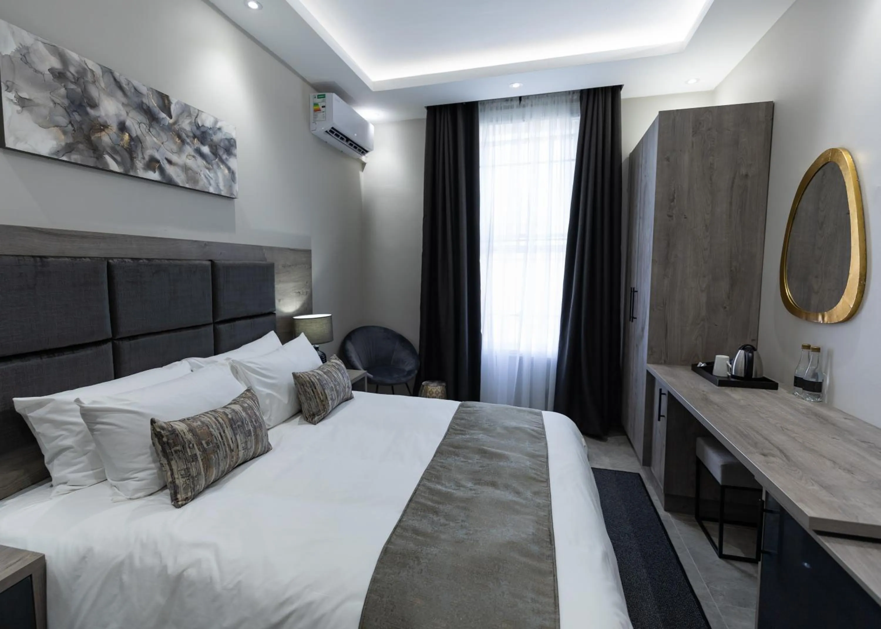 Bedroom, Bed in Luxe Suites Boutique Hotel