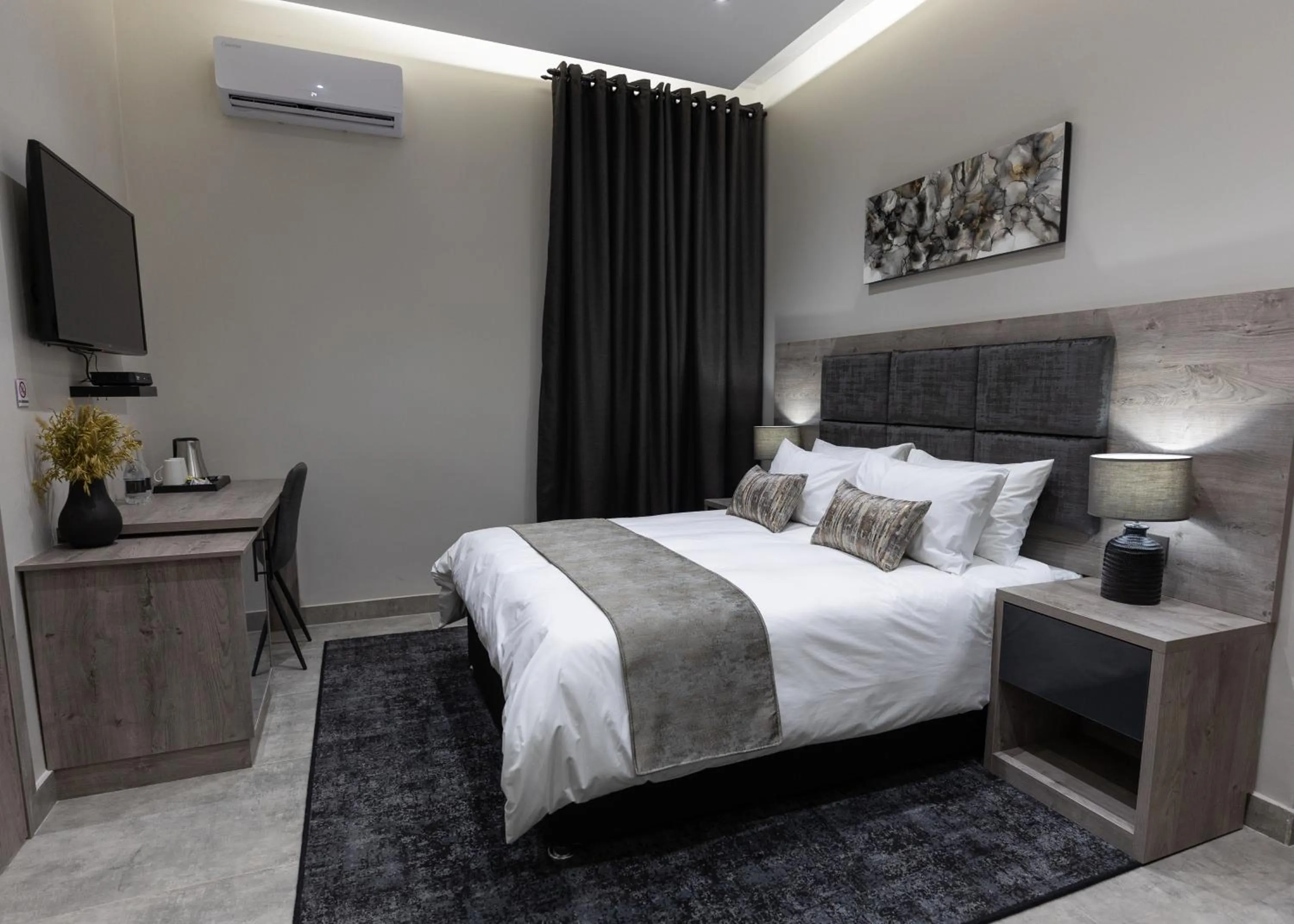 Bedroom, Bed in Luxe Suites Boutique Hotel