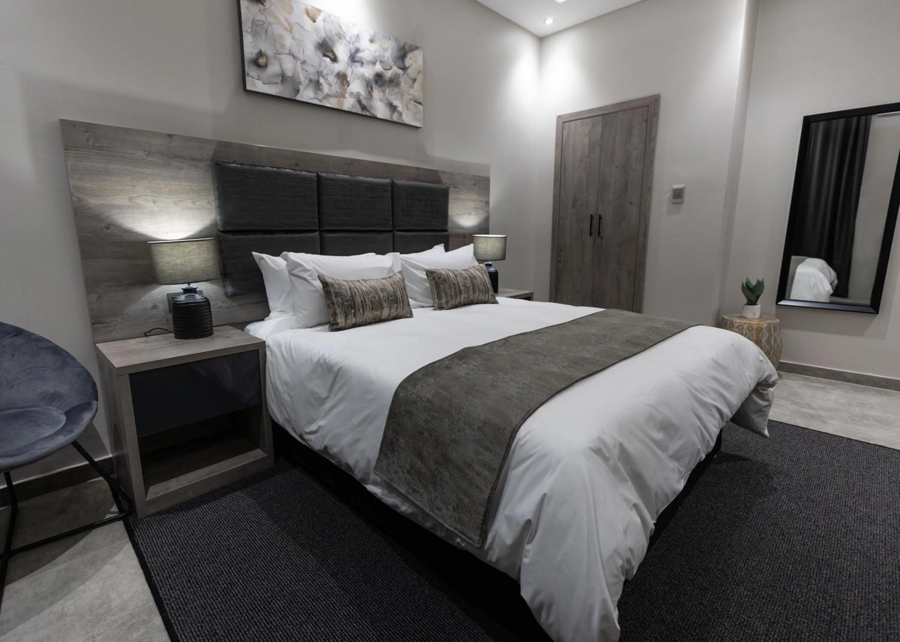 Bedroom, Bed in Luxe Suites Boutique Hotel