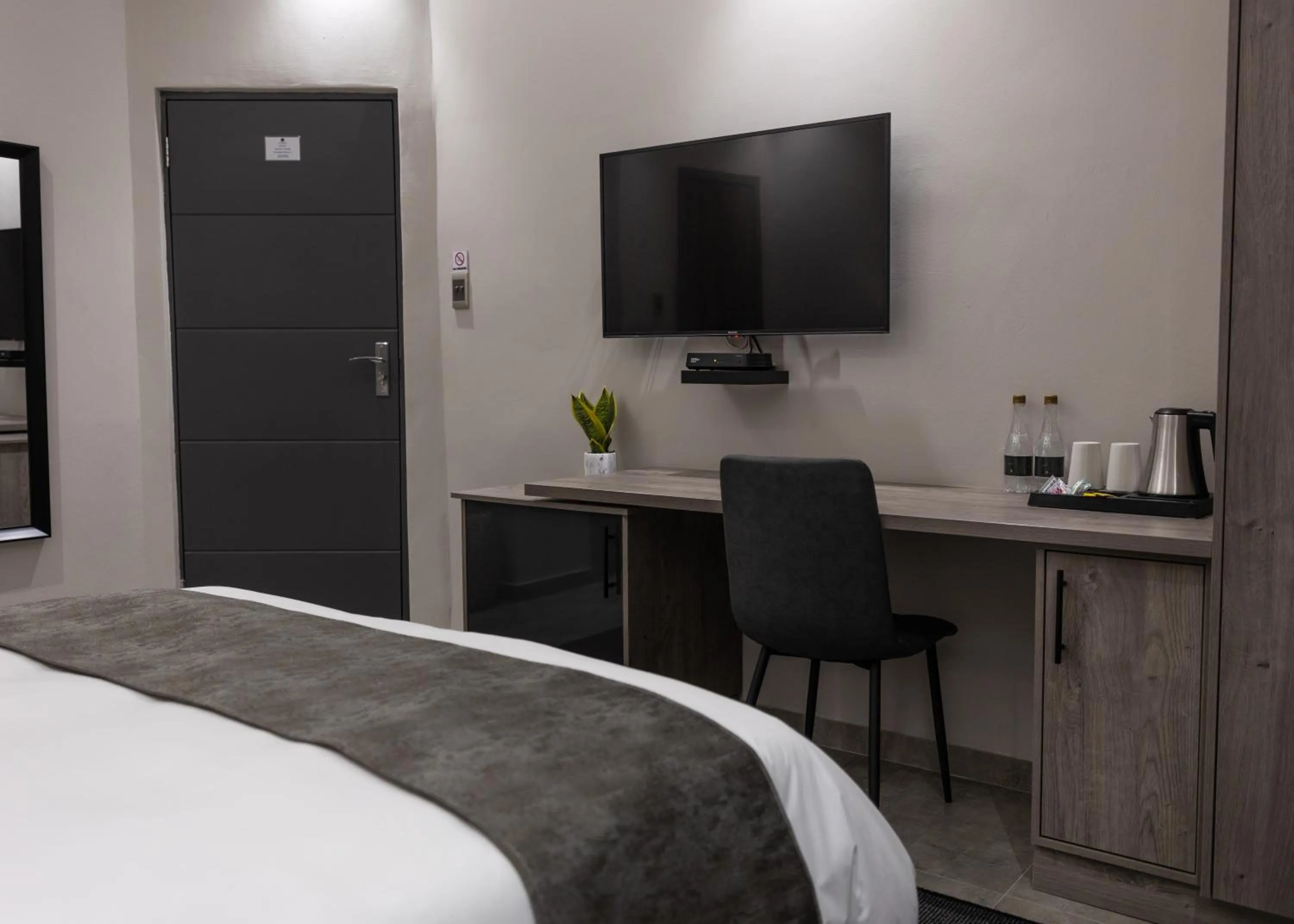 Bedroom, Bed in Luxe Suites Boutique Hotel