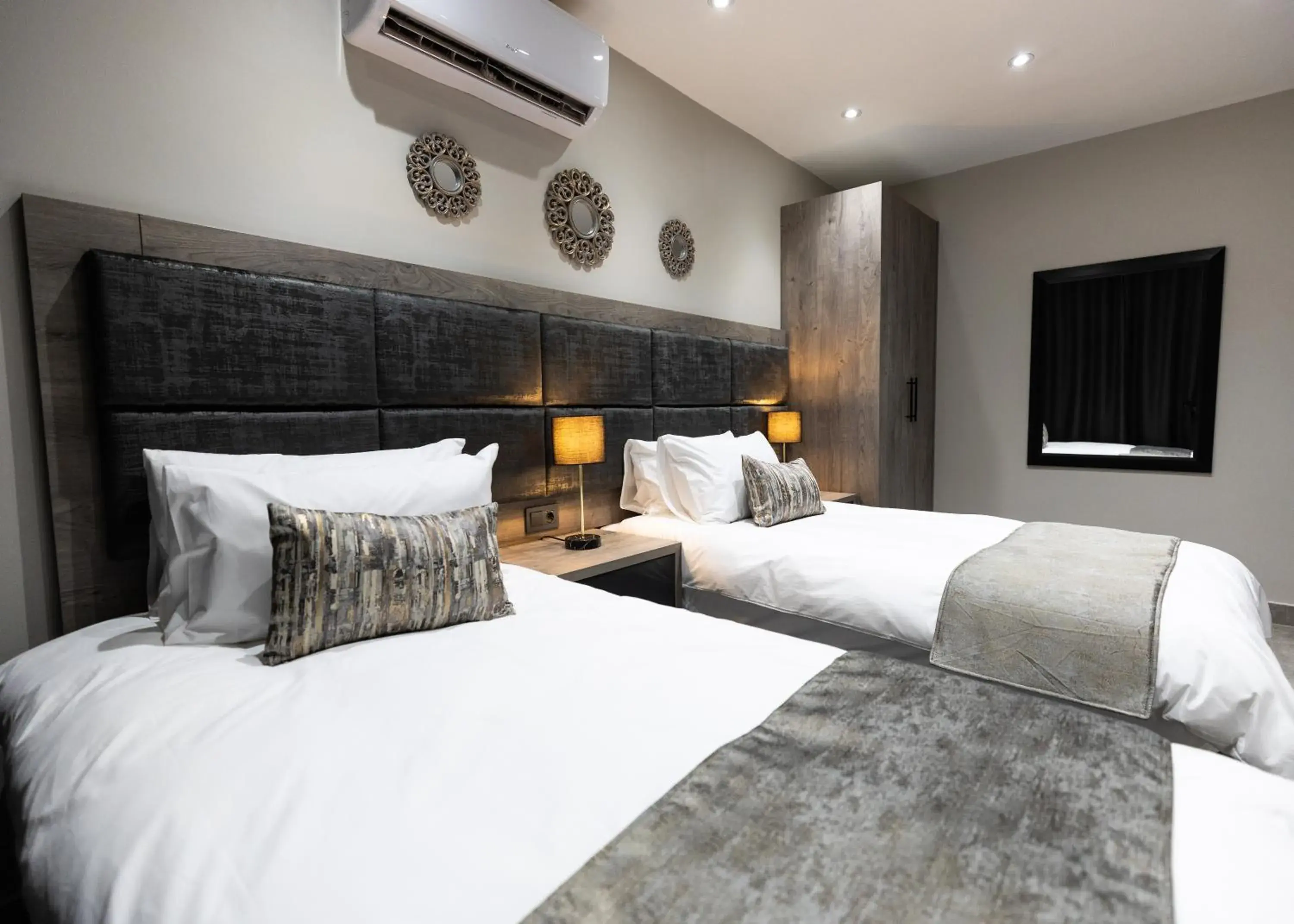 Small Twin Room in Luxe Suites Boutique Hotel Small Twin Room in Luxe Suites Boutique Hotel