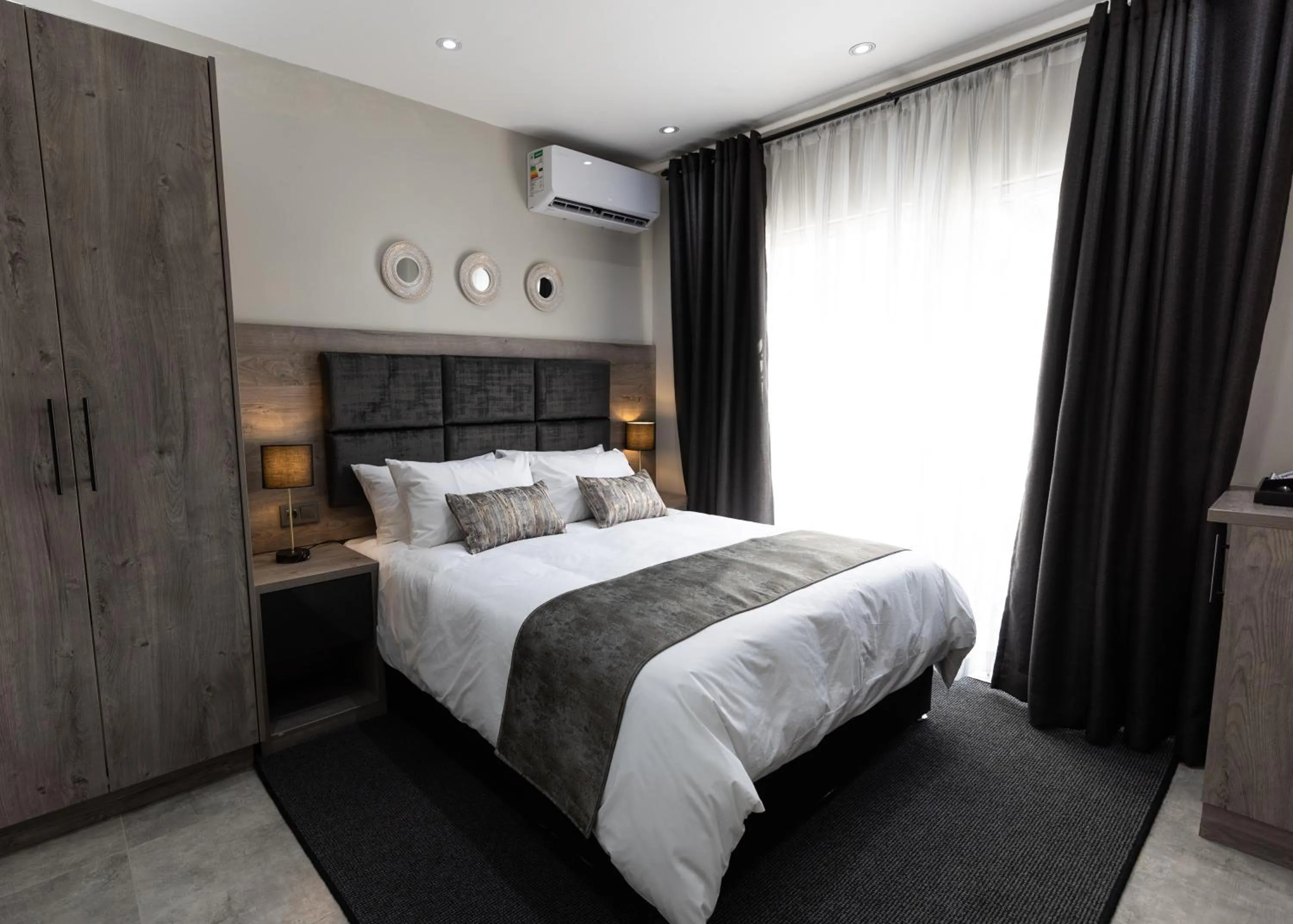 Bedroom, Bed in Luxe Suites Boutique Hotel