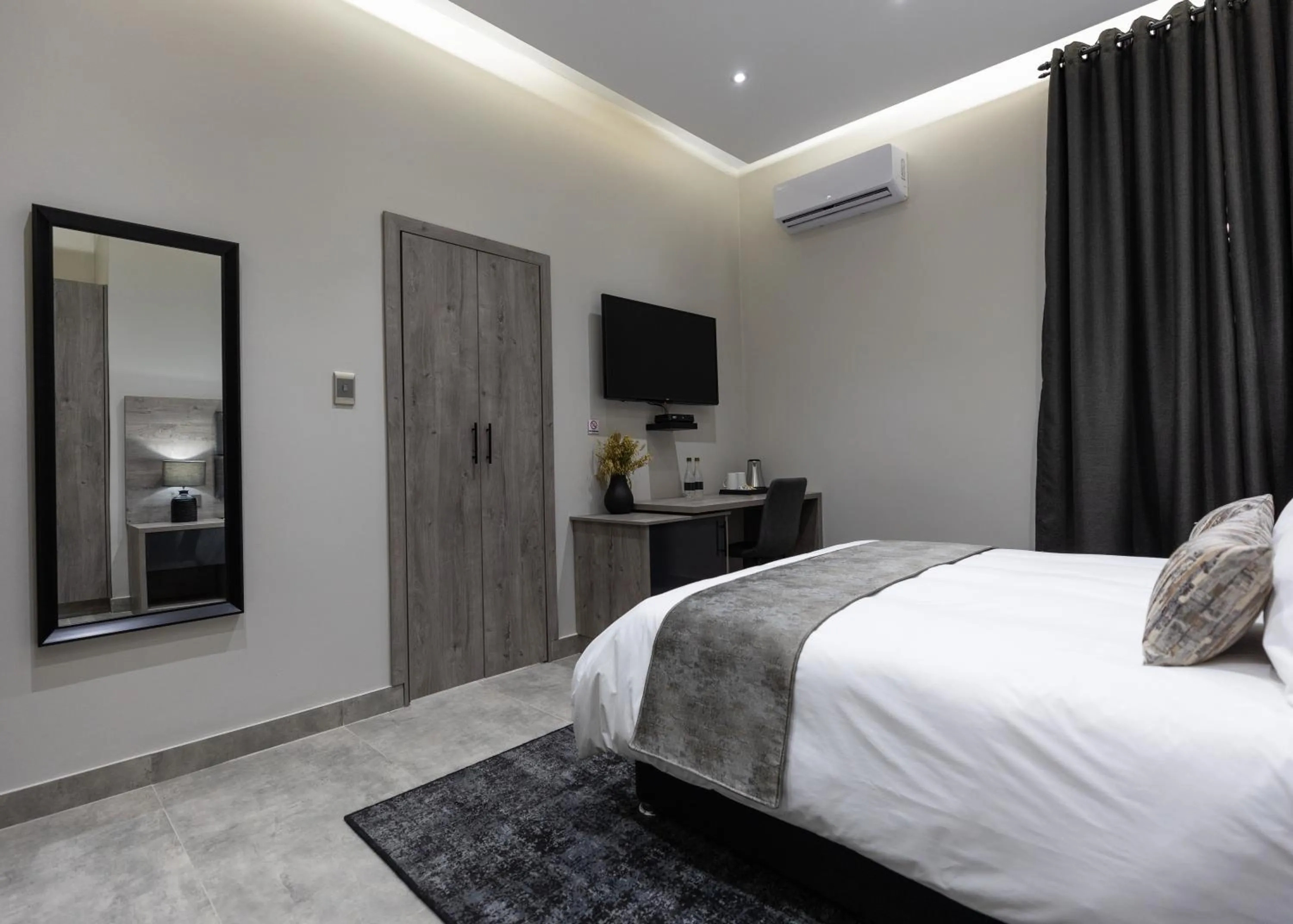 Bedroom, Bed in Luxe Suites Boutique Hotel