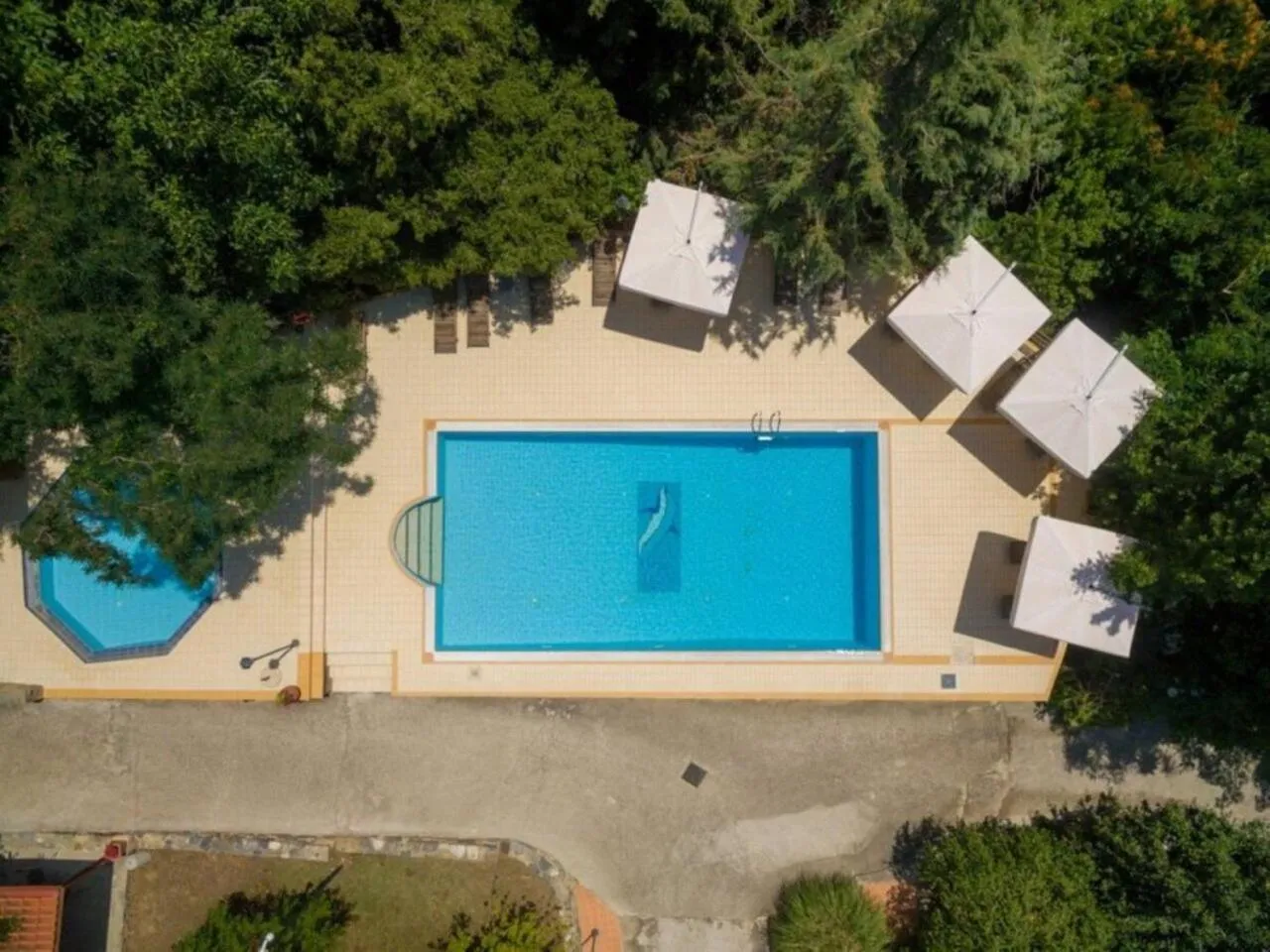Swimming pool in Roxani Country House Resort
