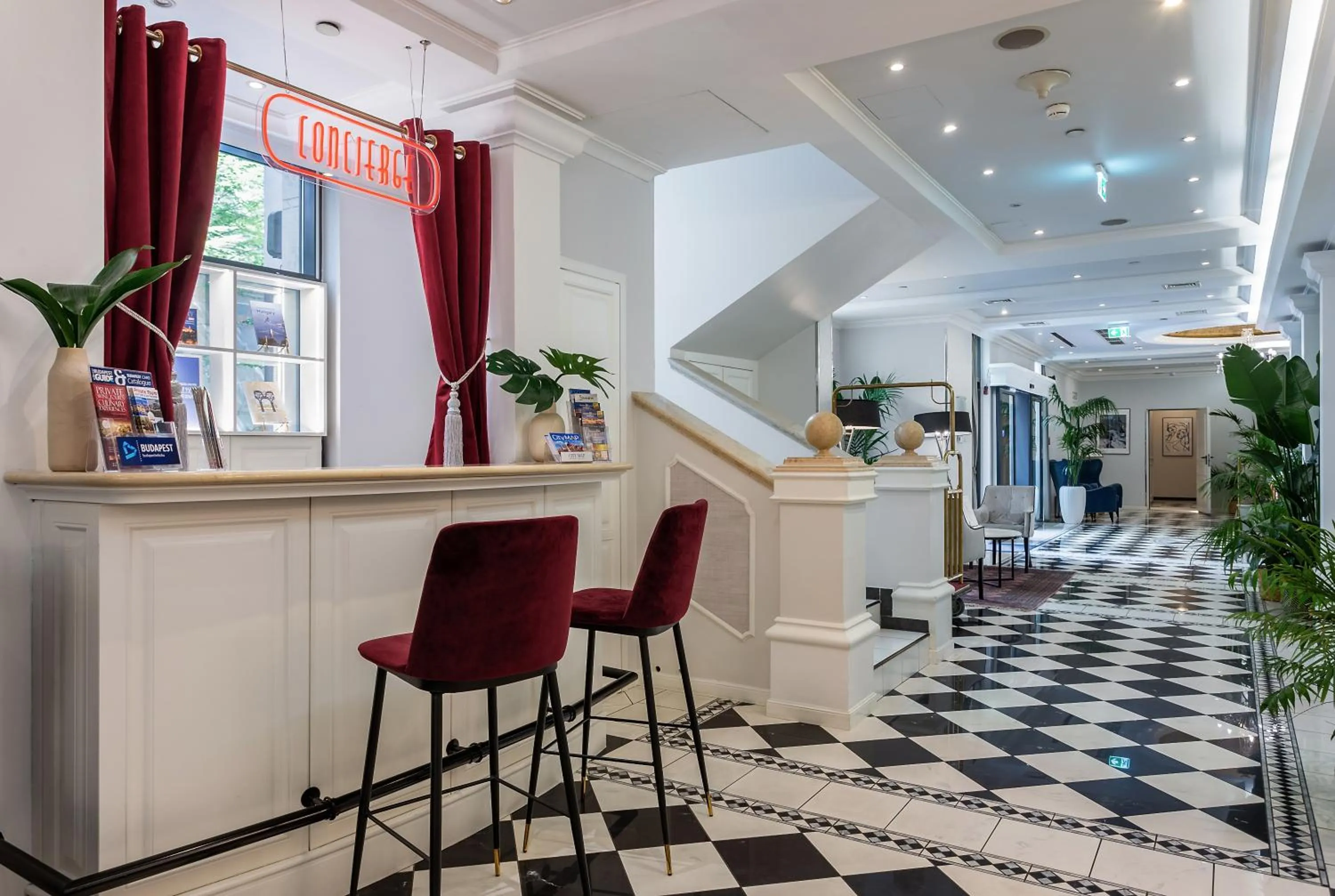 Lounge or bar in Queen's Court Hotel & Residence