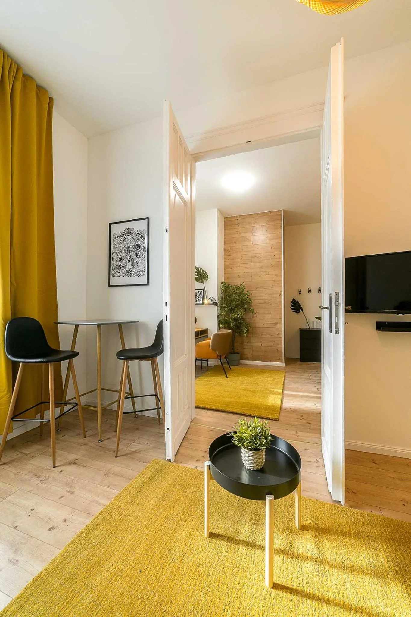 Communal lounge/ TV room in A13- Boutique Apartments, Best Location, by BQA