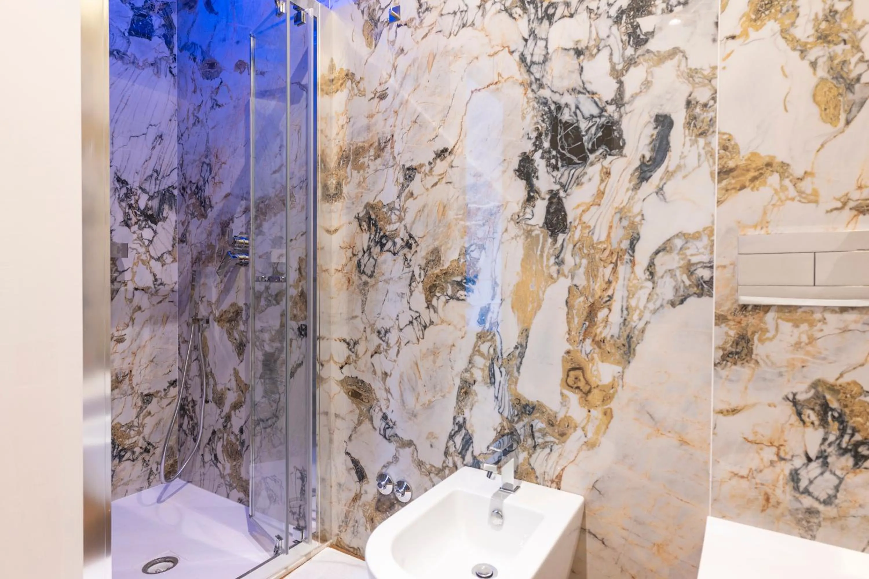 Shower in B&Z LUXURY