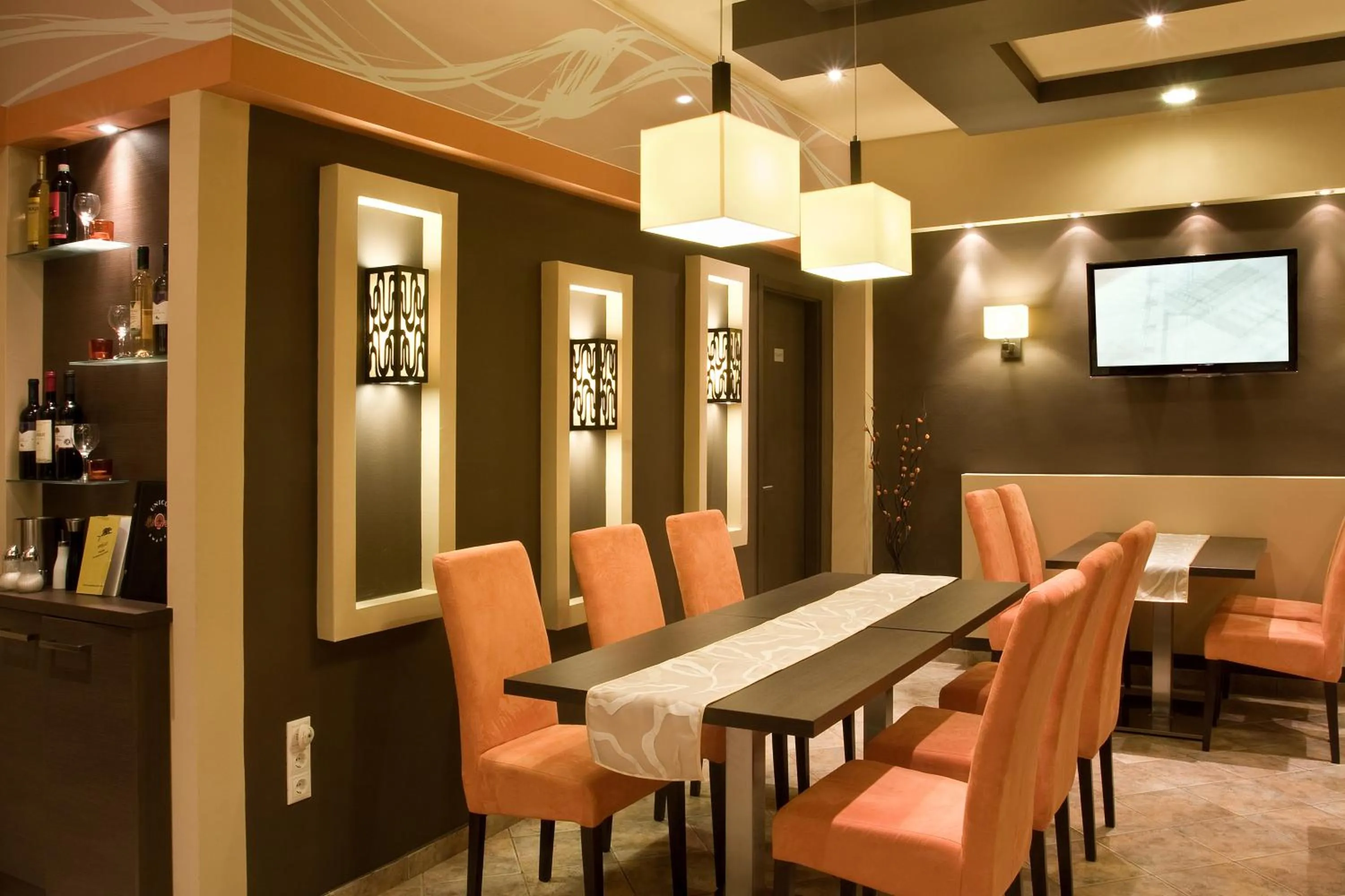 Restaurant/places to eat in Alfa Hotel