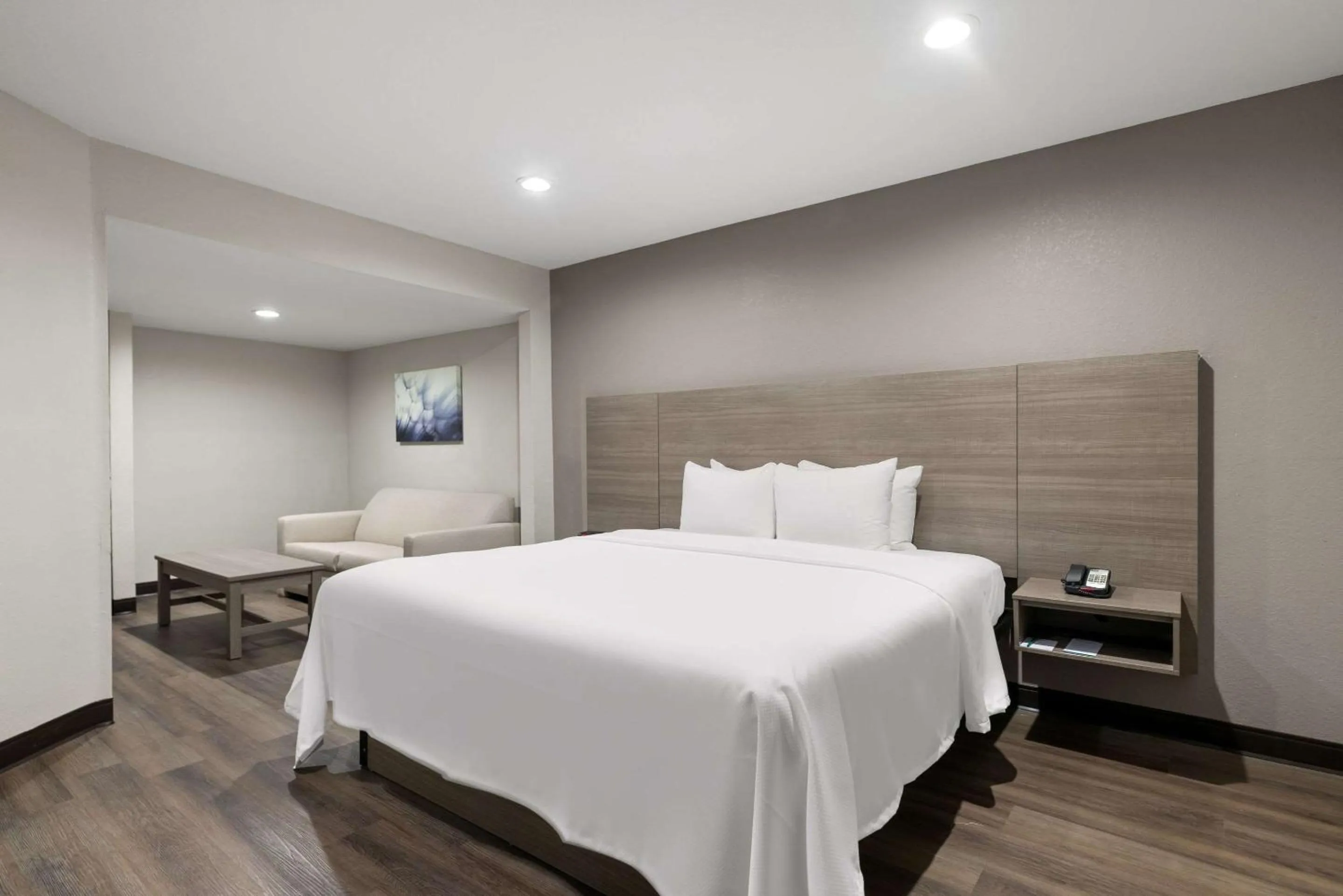 Bedroom, Bed in Quality Suites Wildwood - The Villages