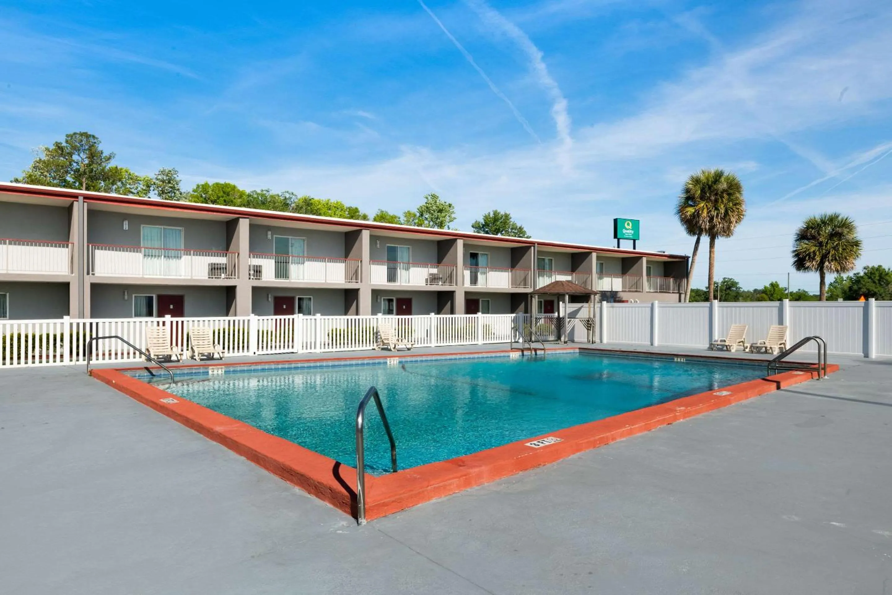Swimming pool in Quality Suites Wildwood - The Villages