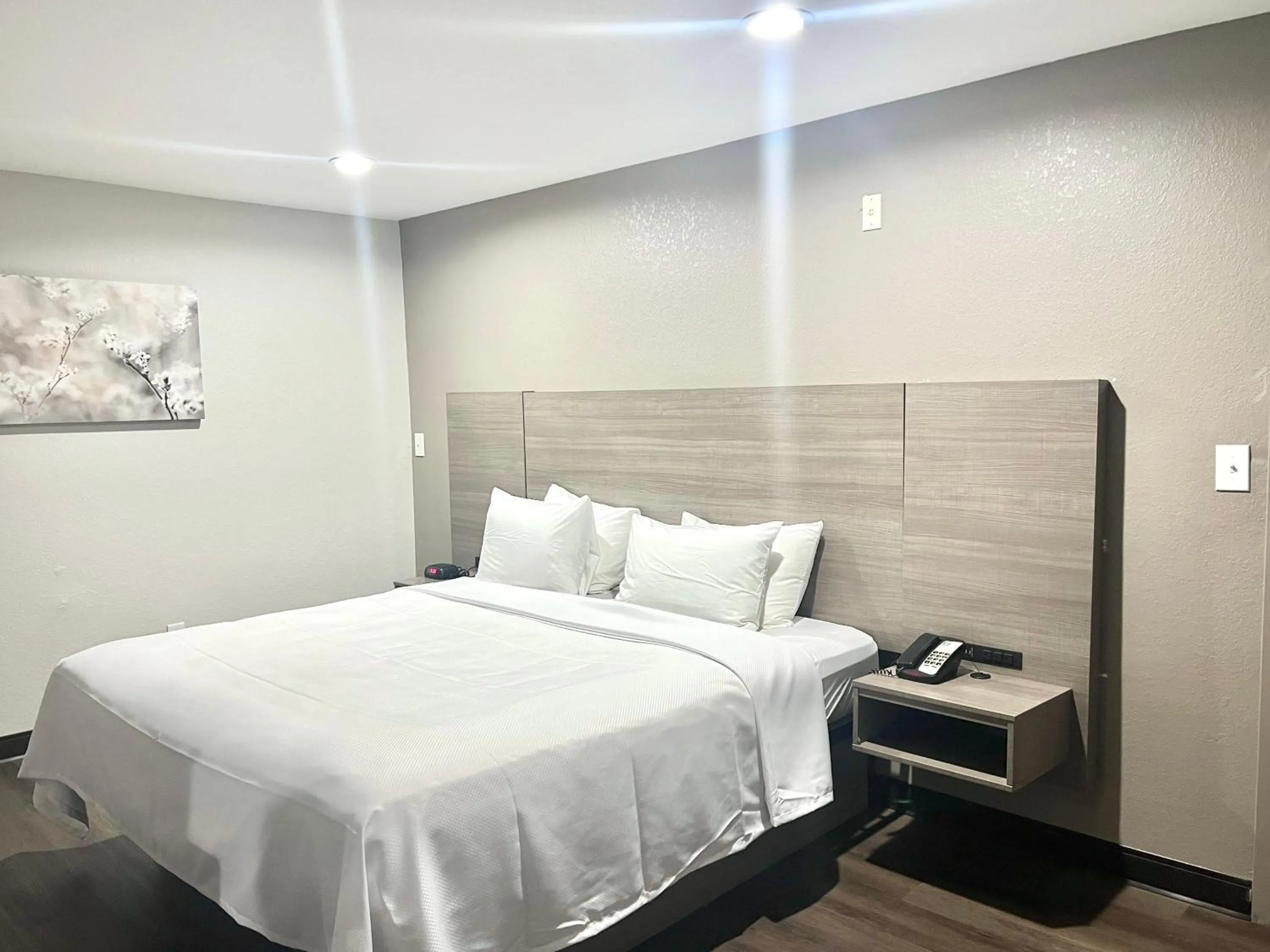 Bed in Quality Suites Wildwood - The Villages