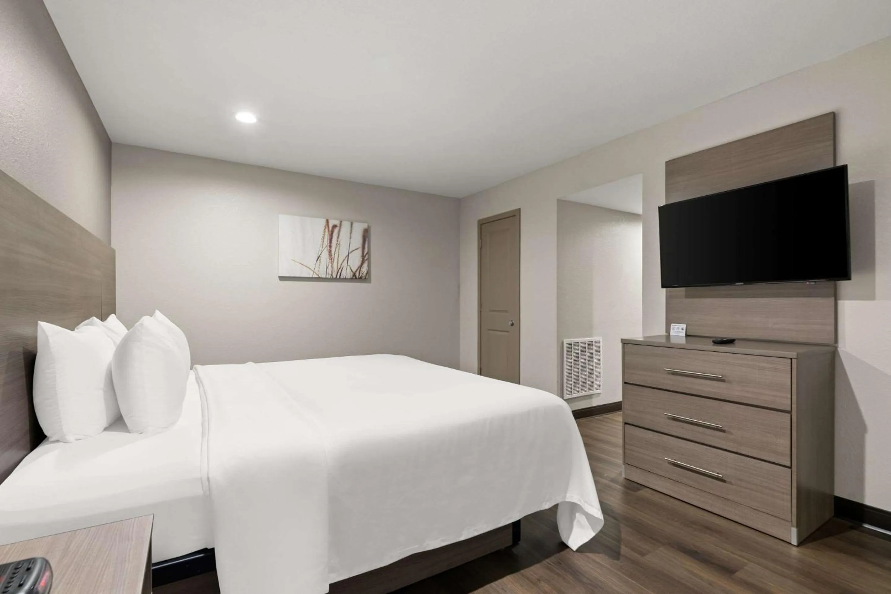 Bedroom, Bed in Quality Suites Wildwood - The Villages