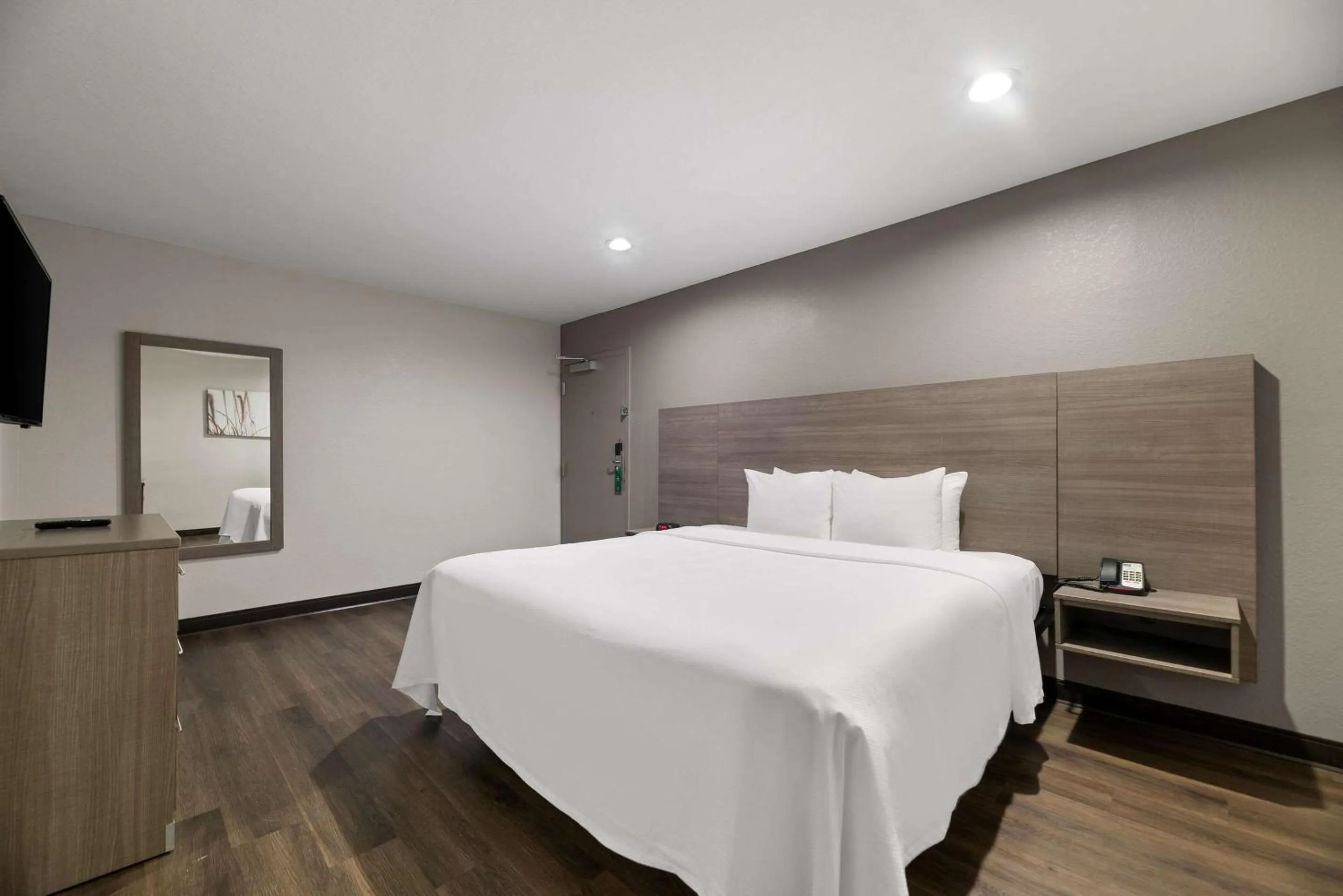 Bedroom, Bed in Quality Suites Wildwood - The Villages