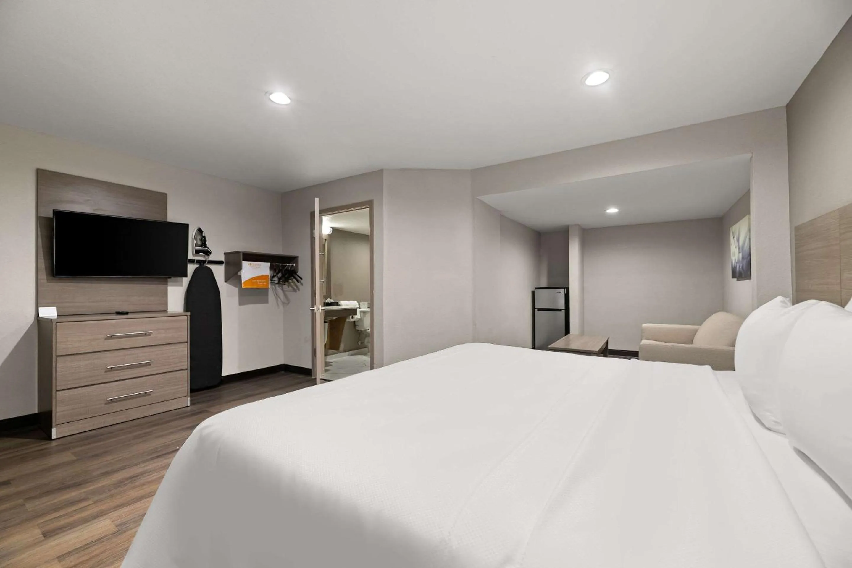 Bedroom, Bed in Quality Suites Wildwood - The Villages